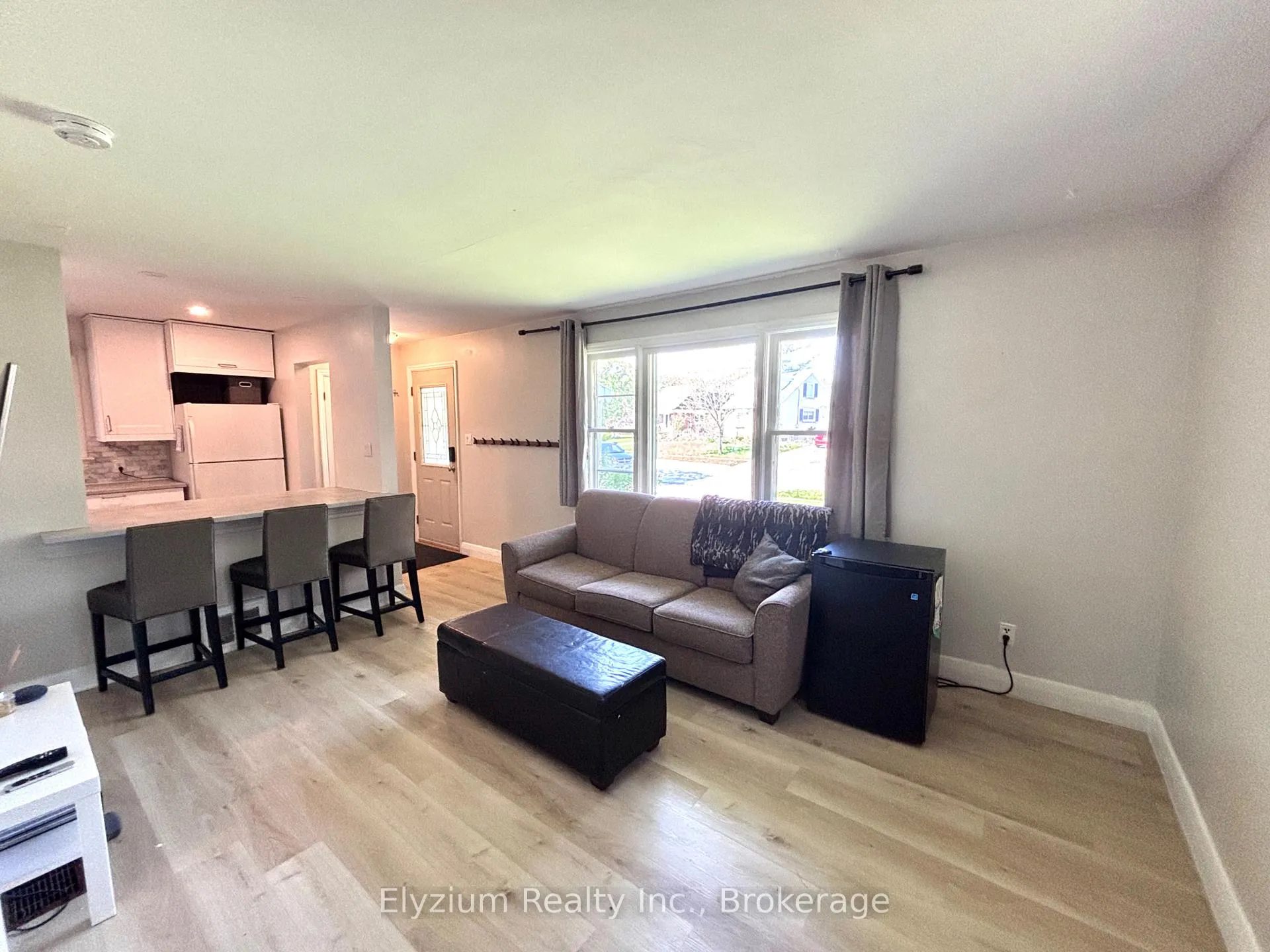 Photo 4 of 31 Vancouver Drive, Guelph, St. George's — HOMEH