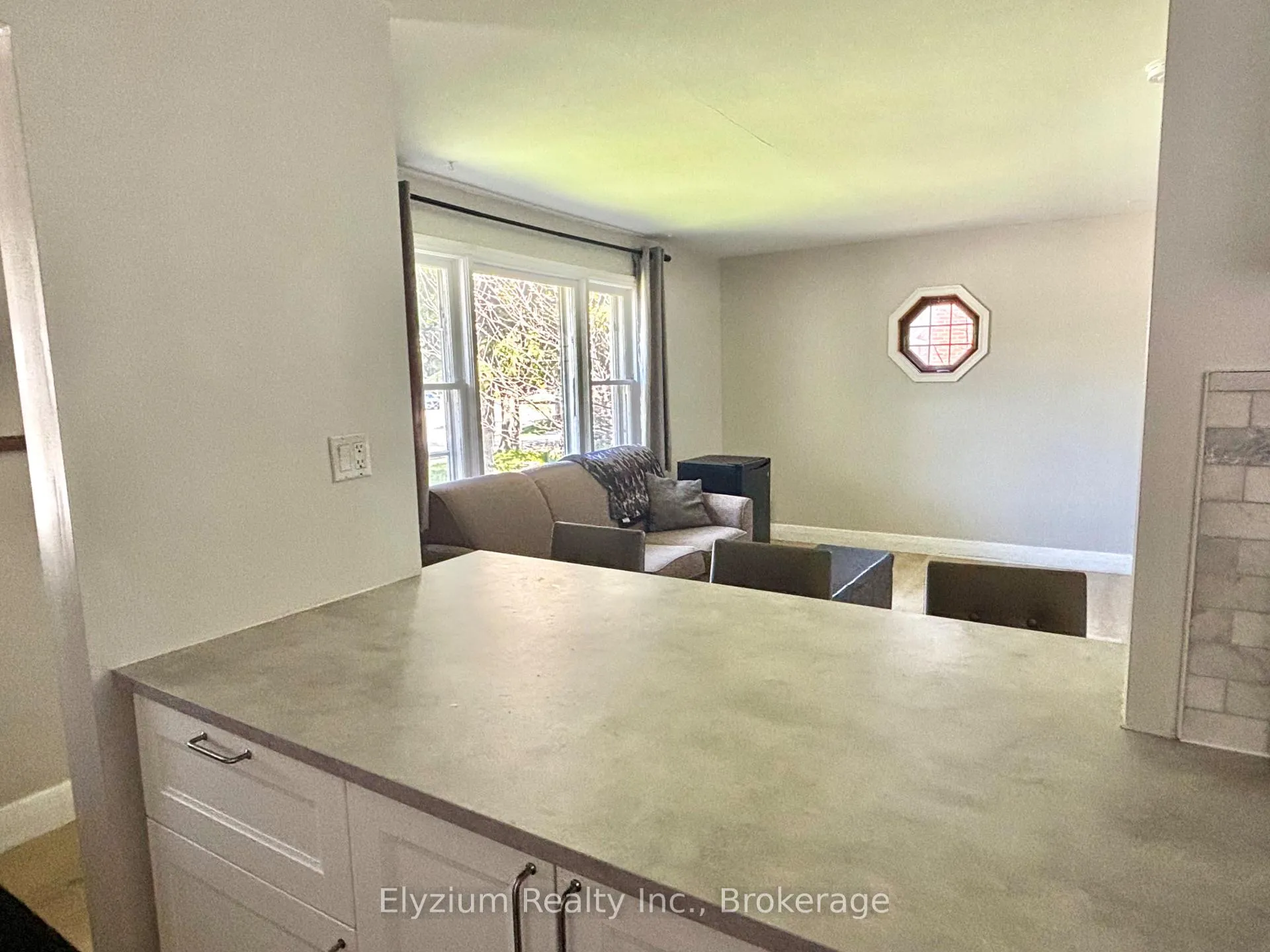 Photo 5 of 31 Vancouver Drive, Guelph, St. George's — HOMEH