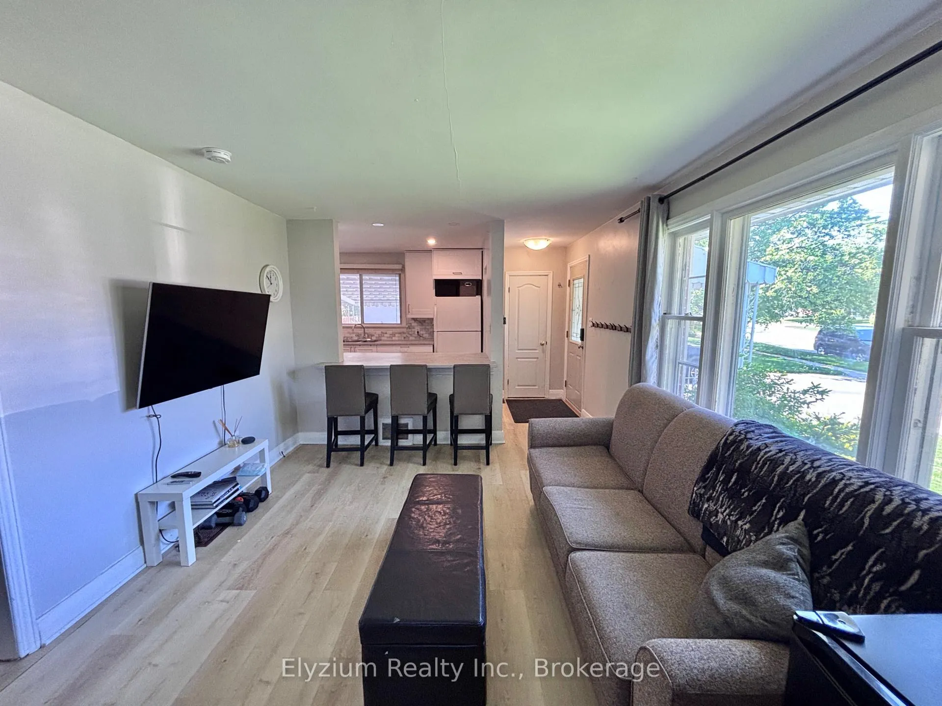 Photo 7 of 31 Vancouver Drive, Guelph, St. George's — HOMEH