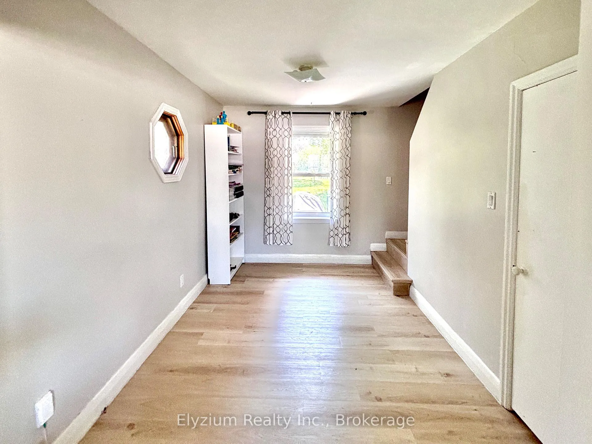 Photo 8 of 31 Vancouver Drive, Guelph, St. George's — HOMEH