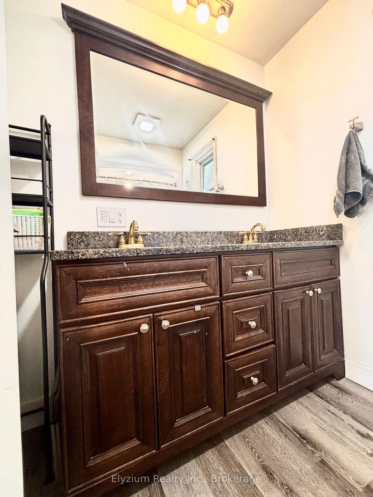 Photo 10 of 31 Vancouver Drive, Guelph, St. George's — HOMEH
