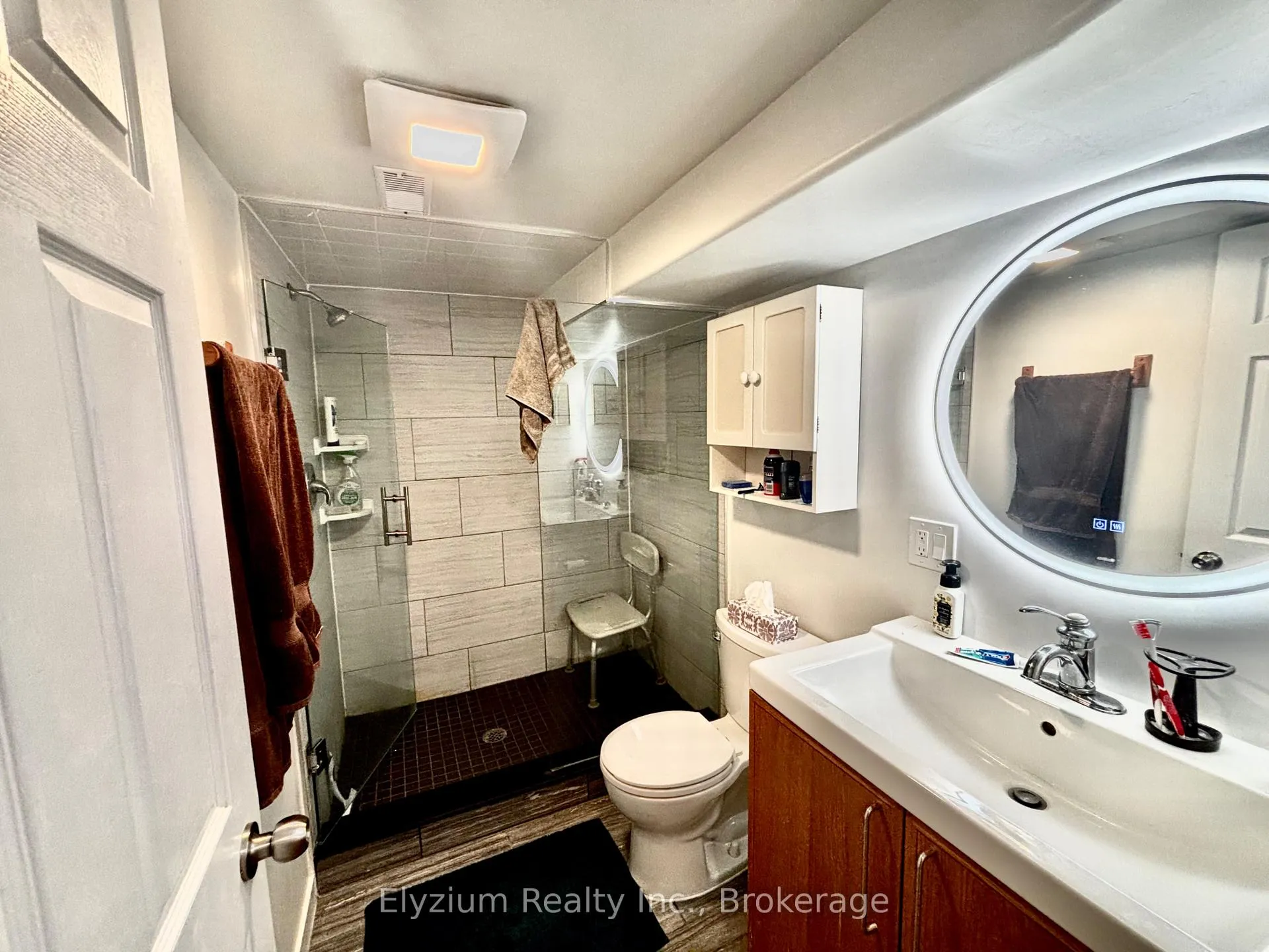Photo 15 of 31 Vancouver Drive, Guelph, St. George's — HOMEH