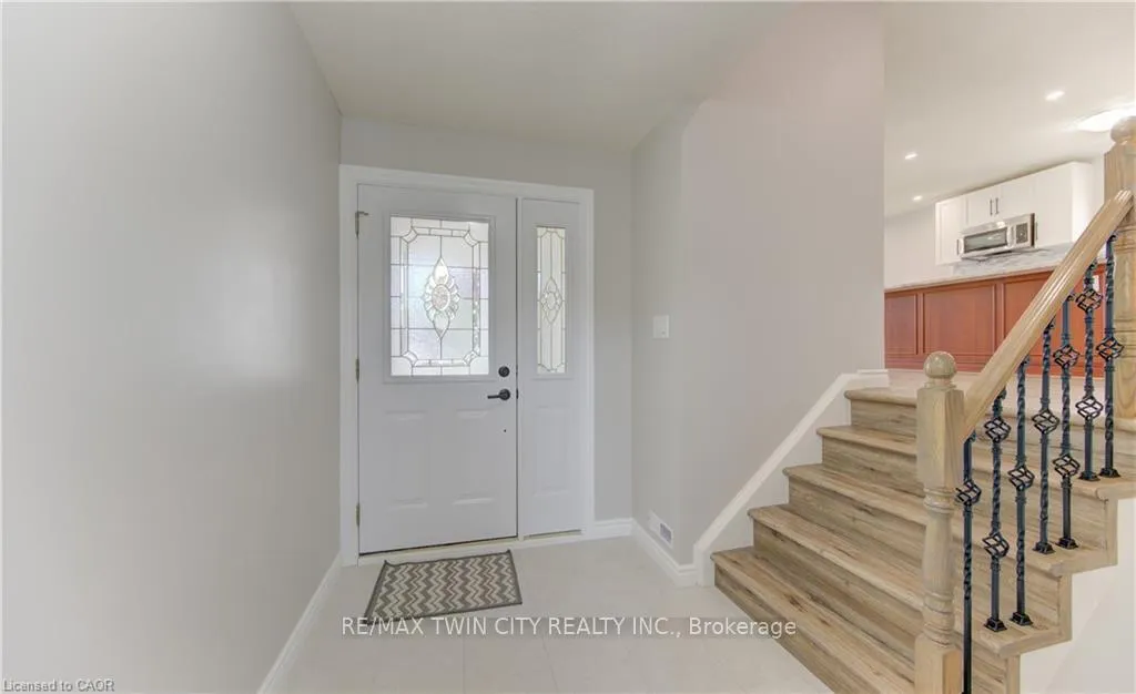 Photo 3 of 51 Coach Hill Drive, Kitchener — HOMEH
