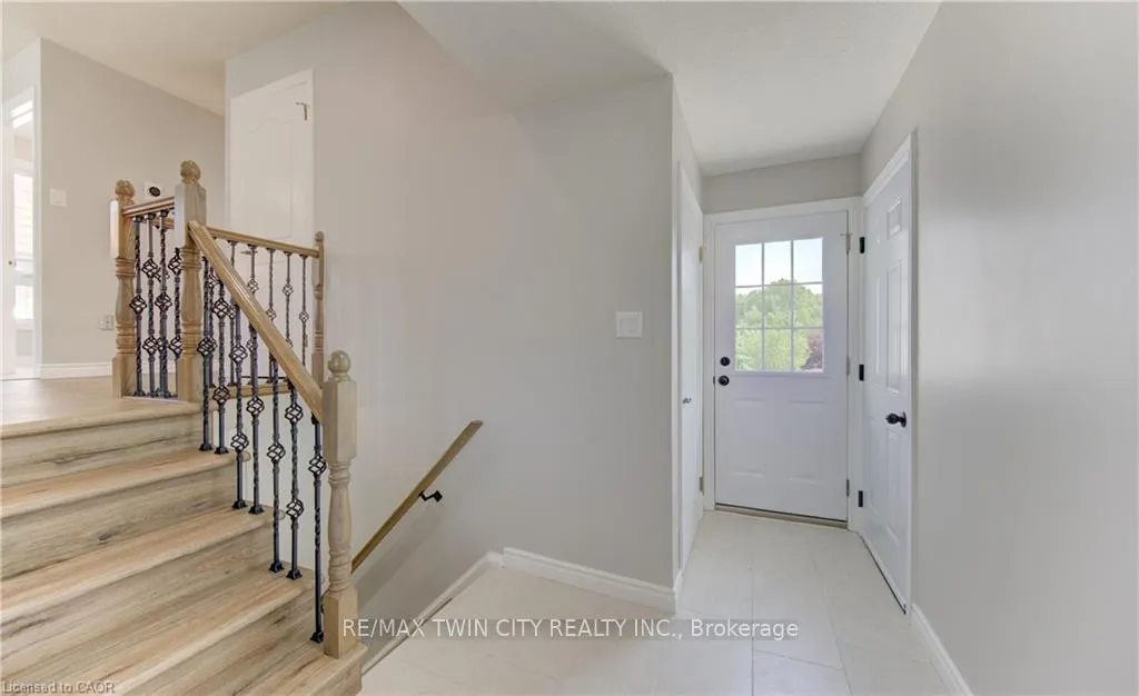 Photo 4 of 51 Coach Hill Drive, Kitchener — HOMEH