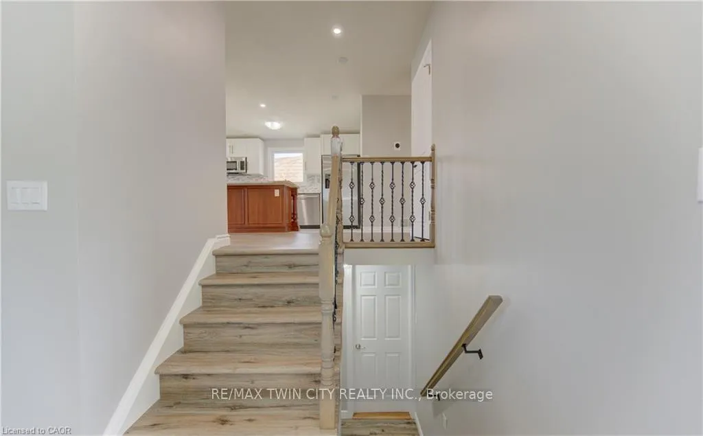 Photo 5 of 51 Coach Hill Drive, Kitchener — HOMEH
