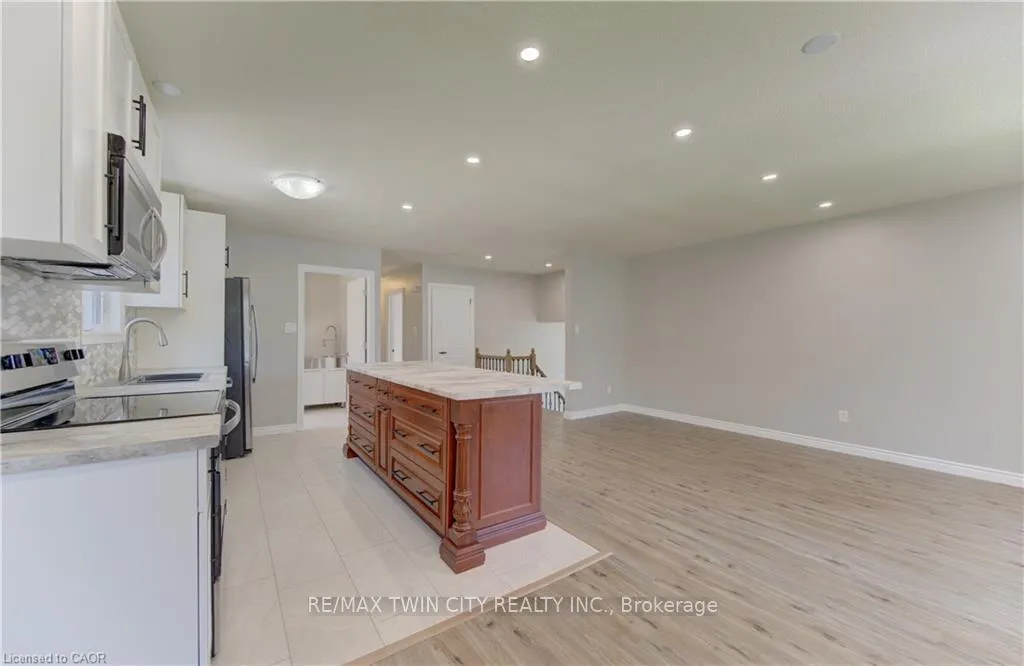 Photo 11 of 51 Coach Hill Drive, Kitchener — HOMEH