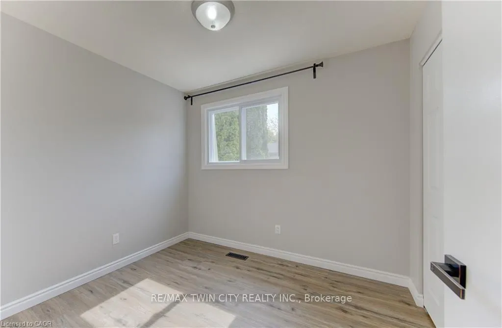 Photo 17 of 51 Coach Hill Drive, Kitchener — HOMEH