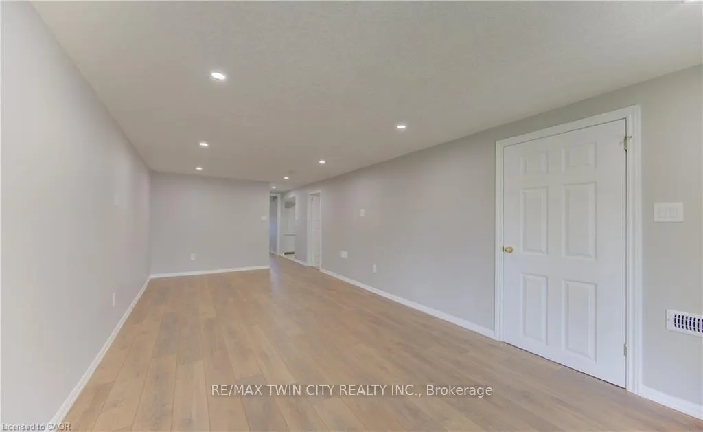 Photo 32 of 51 Coach Hill Drive, Kitchener — HOMEH