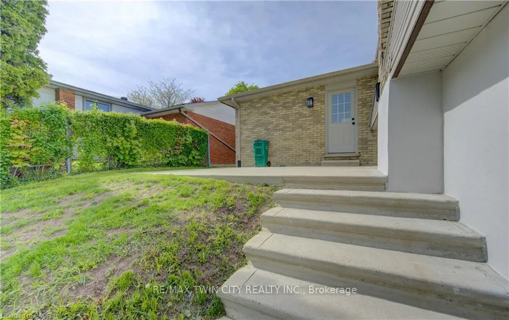 Photo 41 of 51 Coach Hill Drive, Kitchener — HOMEH