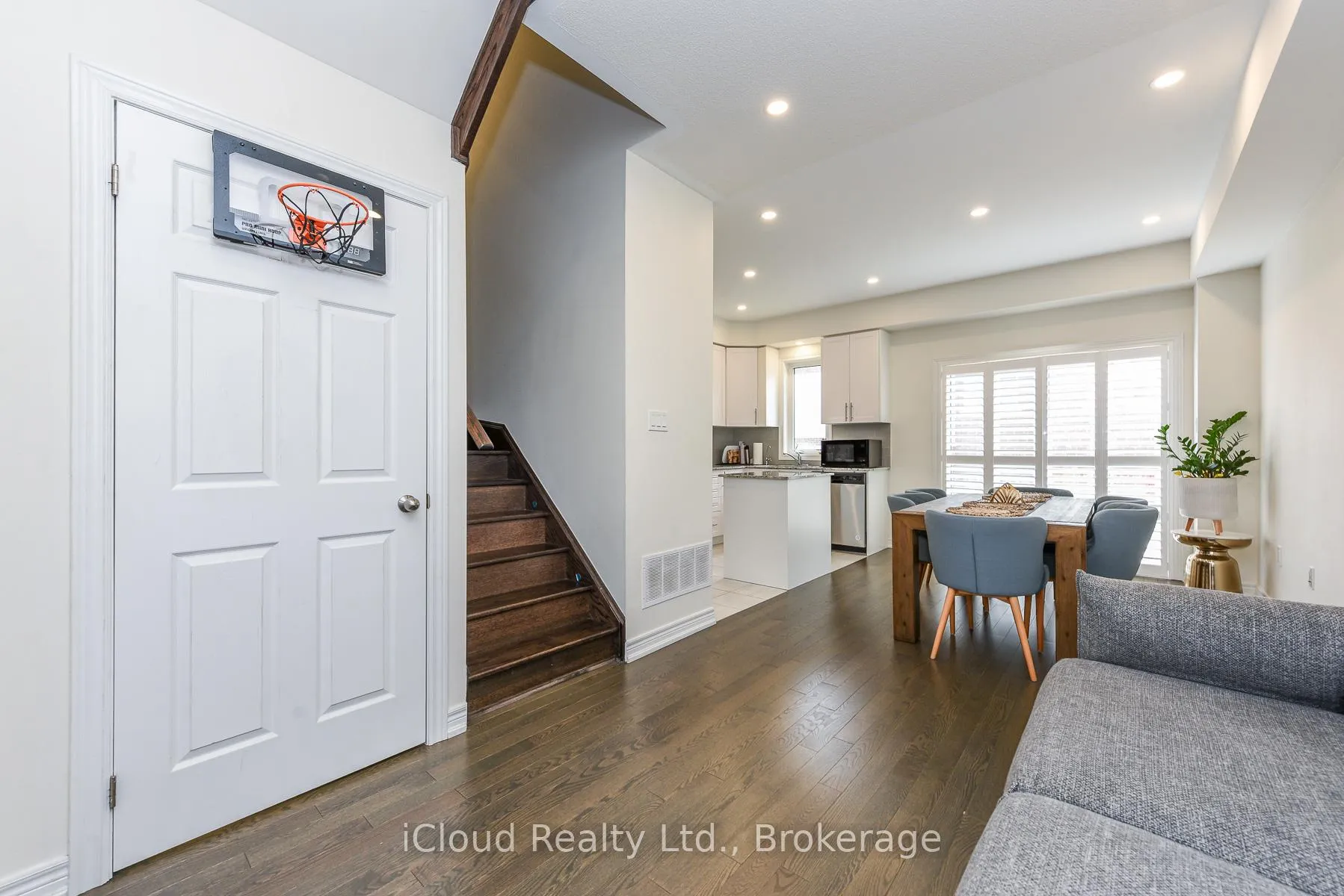 Photo 7 of 3958 Leonardo Street, Burlington, Alton — HOMEH