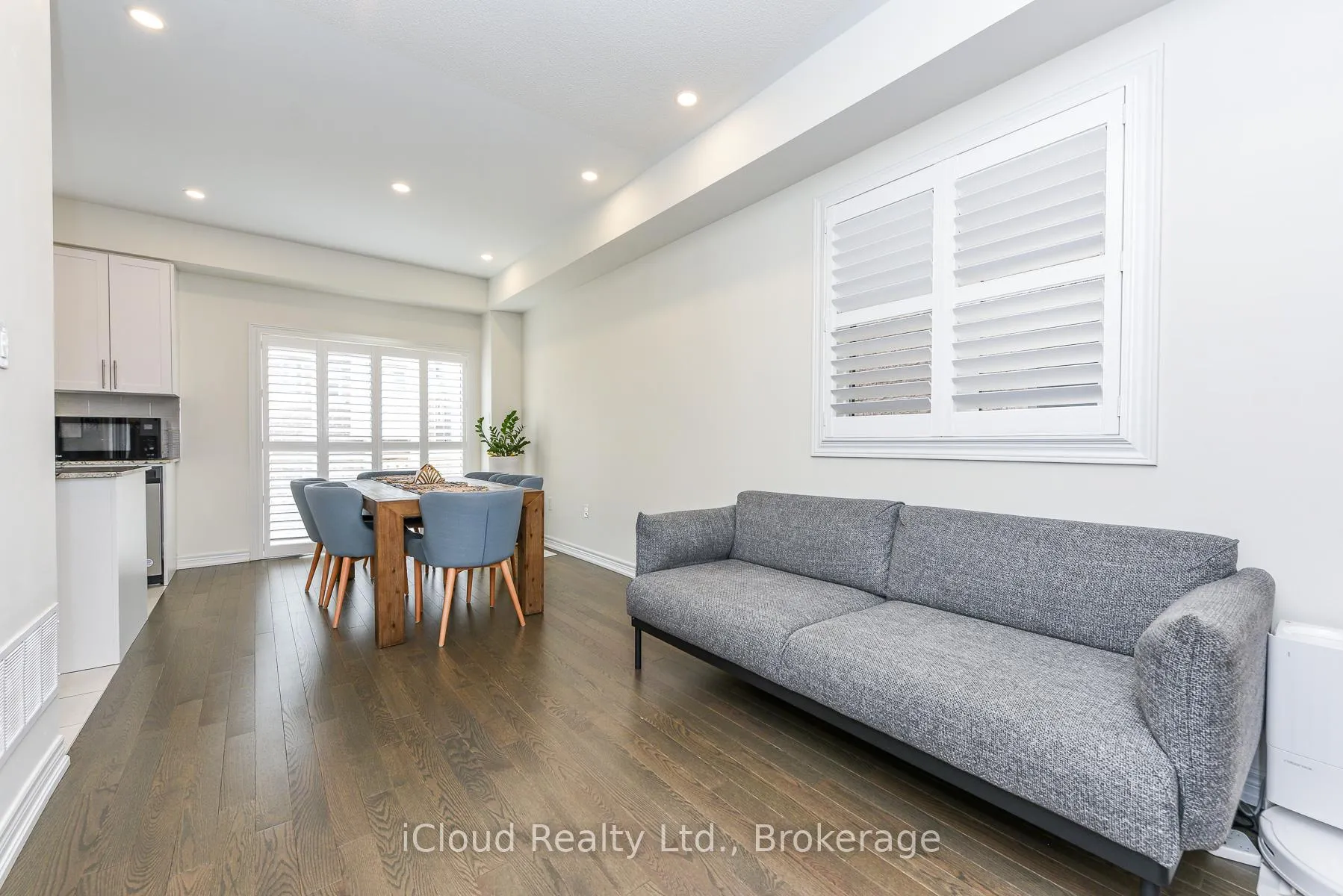 Photo 8 of 3958 Leonardo Street, Burlington, Alton — HOMEH