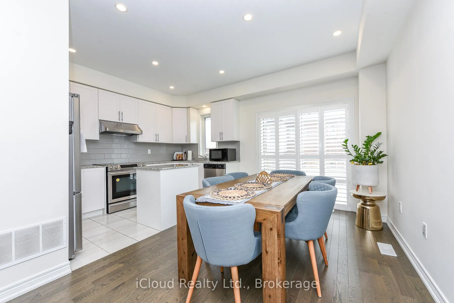 Photo 9 of 3958 Leonardo Street, Burlington, Alton — HOMEH