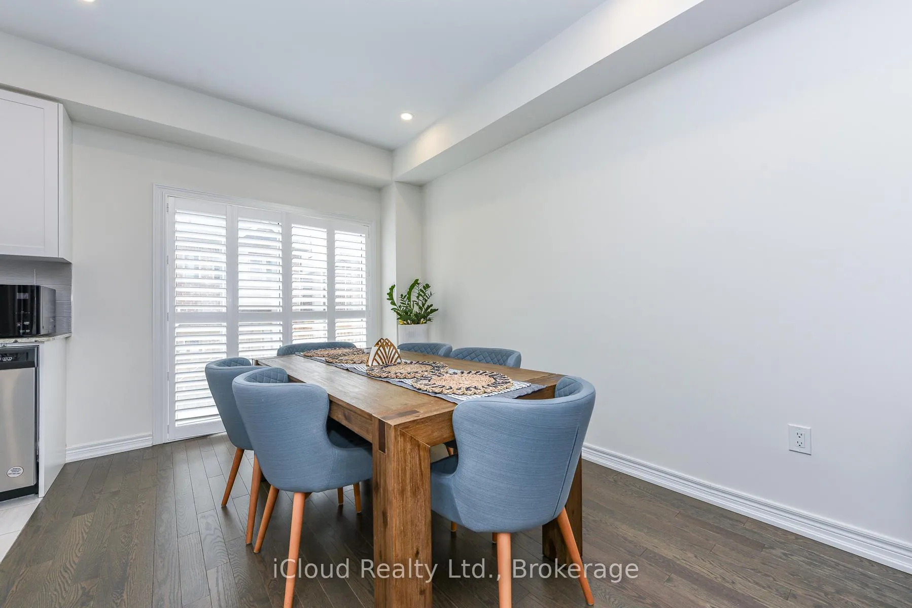Photo 10 of 3958 Leonardo Street, Burlington, Alton — HOMEH