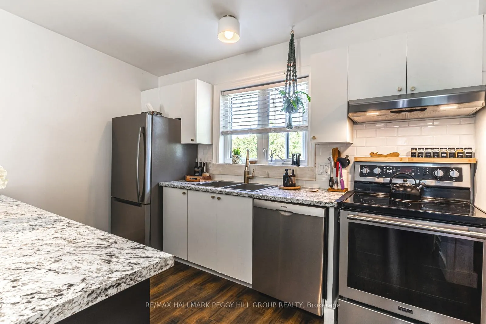 Photo 5 of 547 Oxbow Crescent, Collingwood — HOMEH