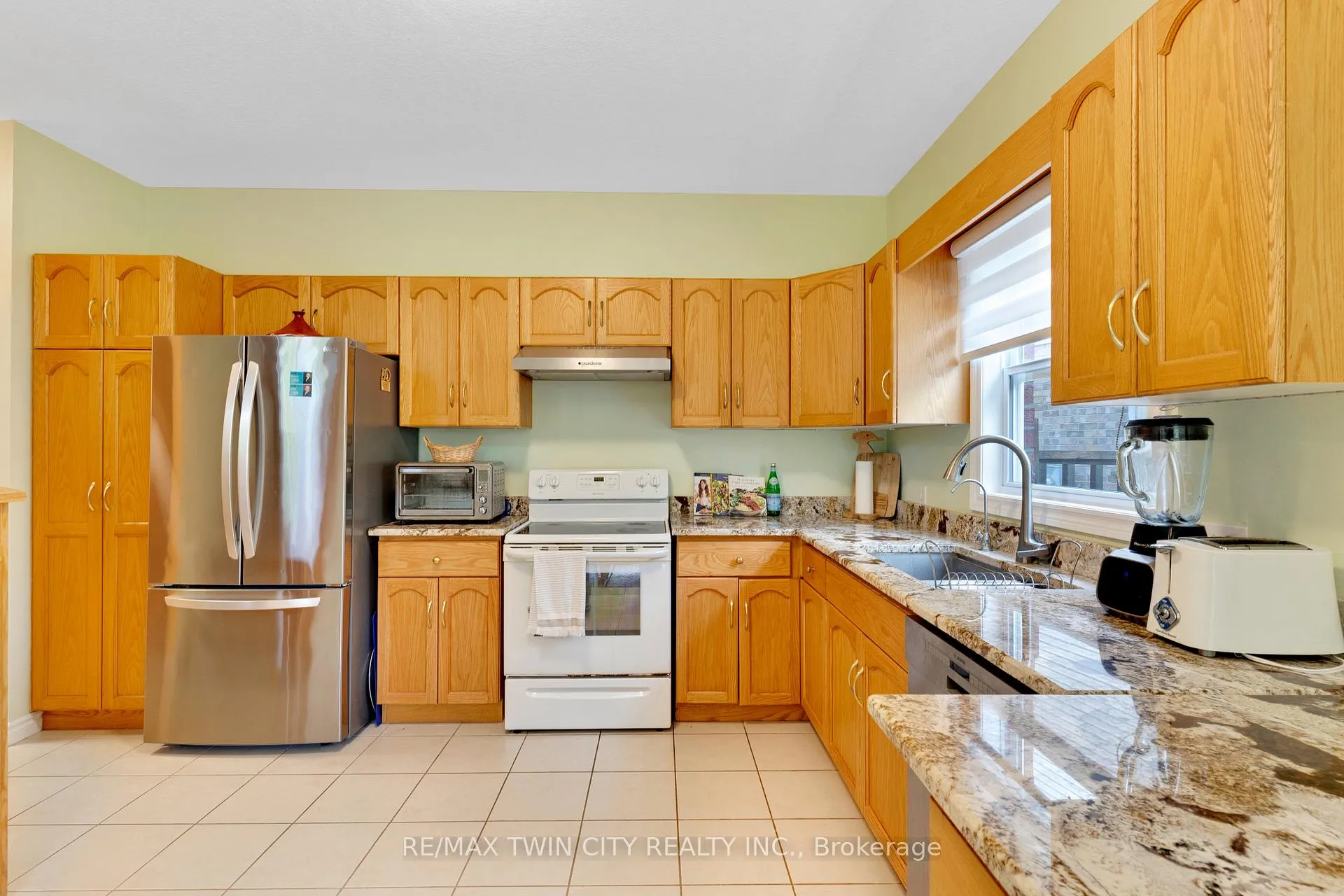 Photo 8 of 35 Coopershawk Street, Kitchener — HOMEH