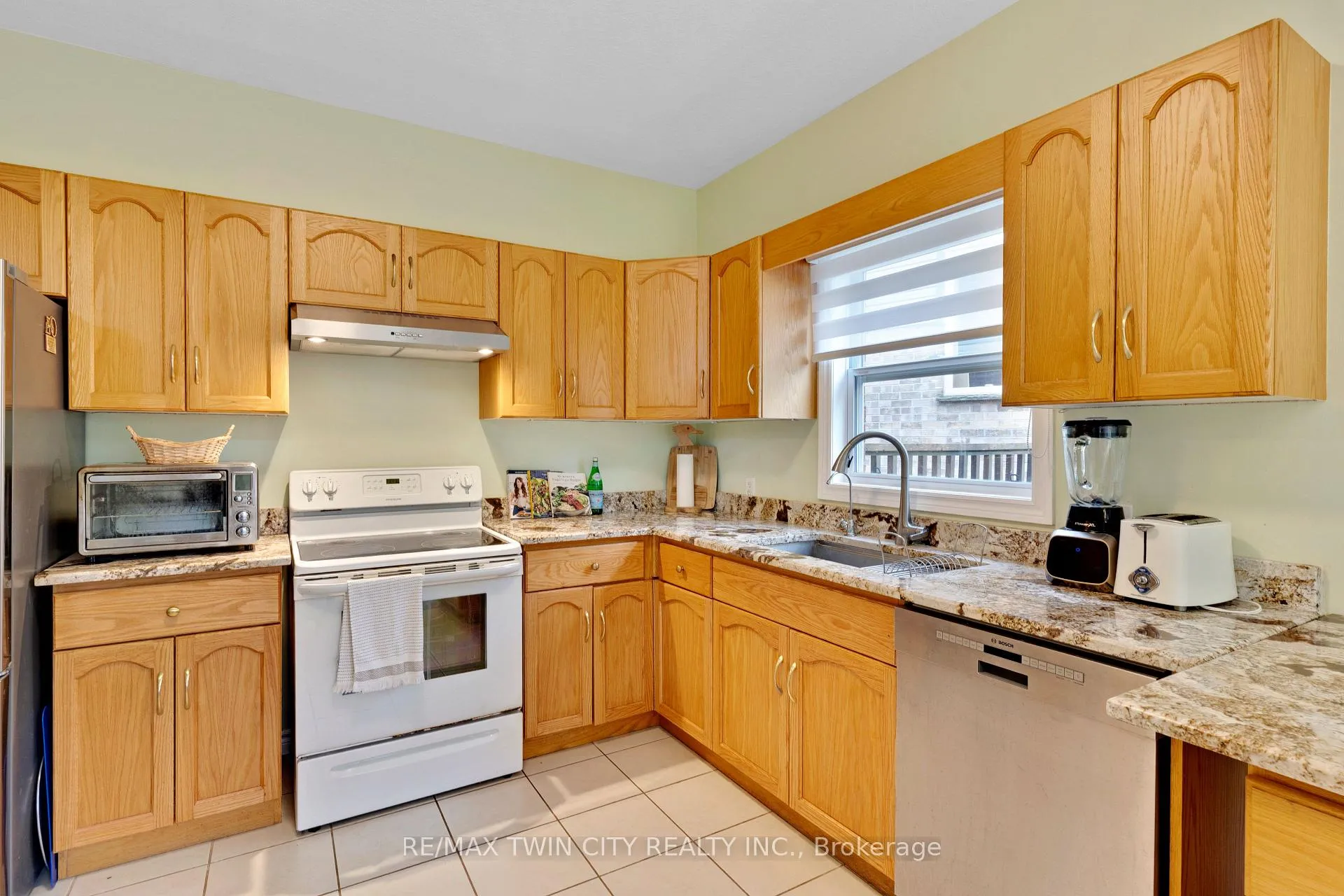 Photo 10 of 35 Coopershawk Street, Kitchener — HOMEH