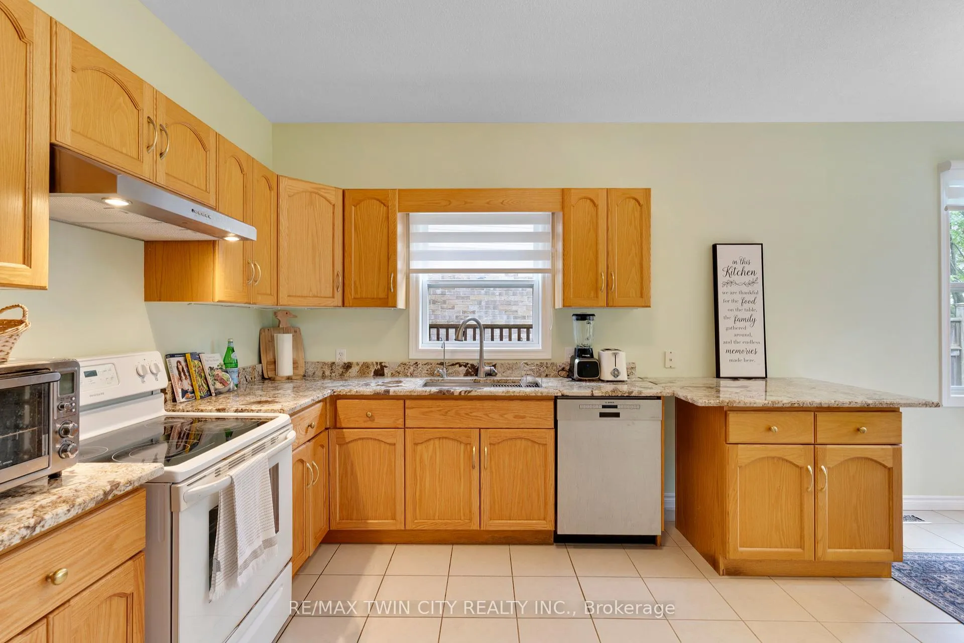 Photo 12 of 35 Coopershawk Street, Kitchener — HOMEH