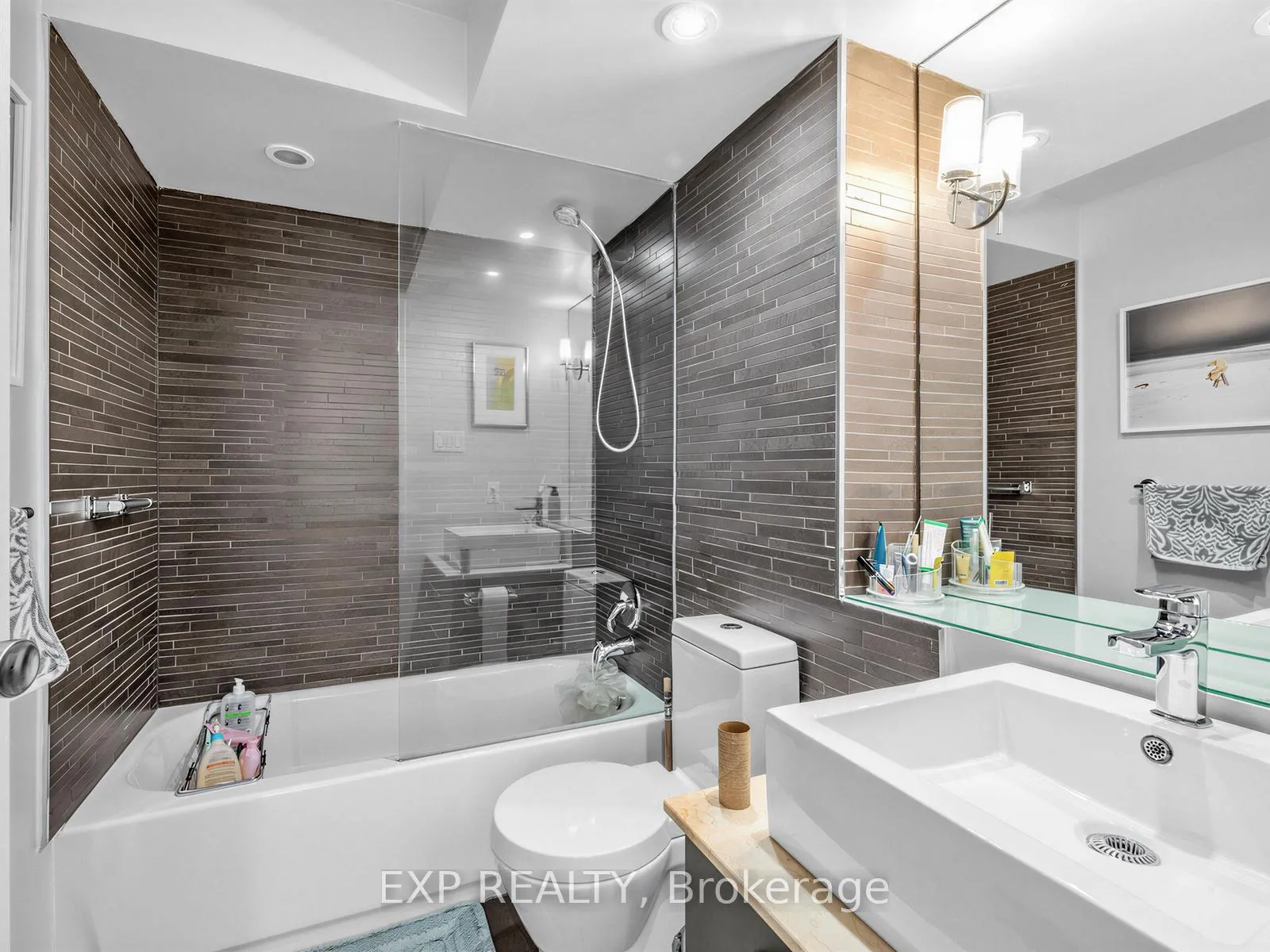 Photo 10 of Unit 1127, 77 Maitland Place, Toronto, Cabbagetown-South St. James Town — HOMEH