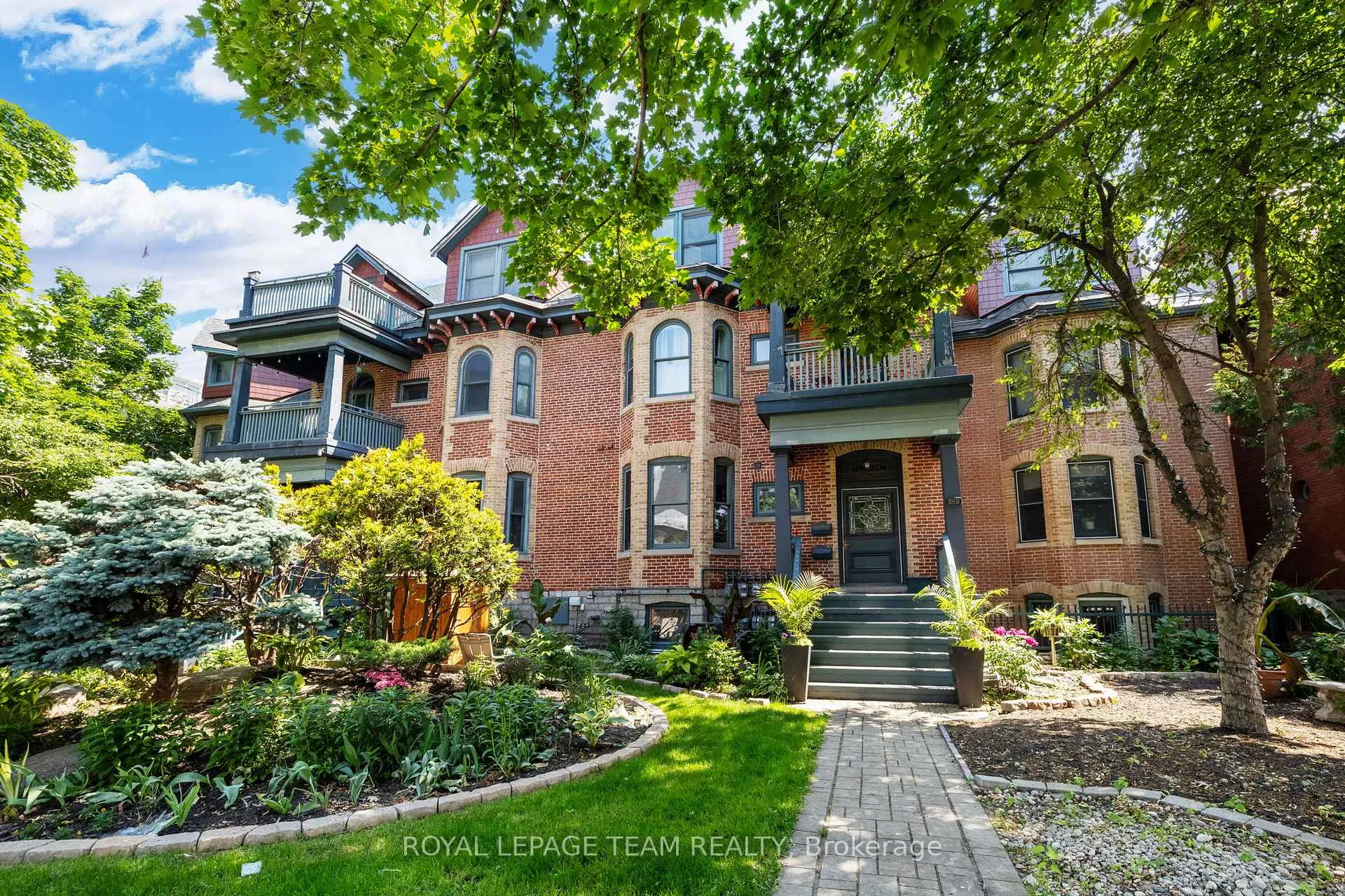 Front of Unit 1, 513 King Edward Avenue