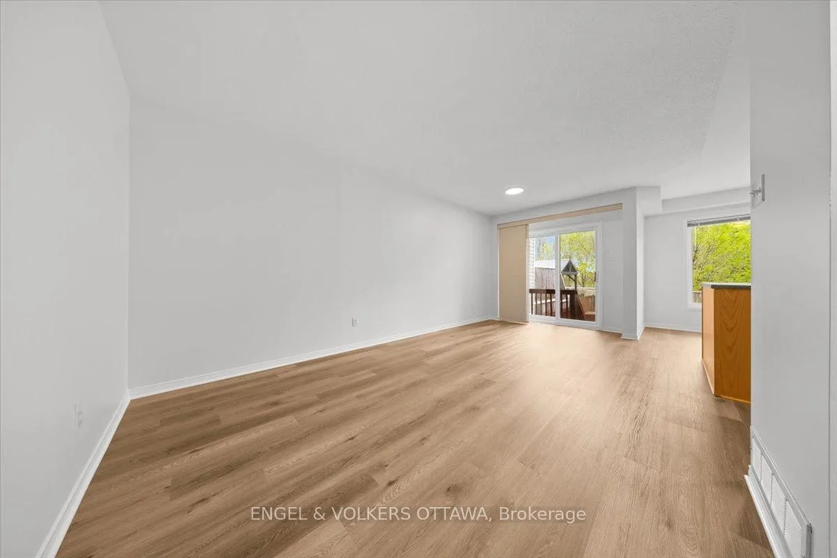 Photo 8 of 348 Hillsboro Private, Ottawa, Kanata - Emerald Meadows/Trailwest — HOMEH