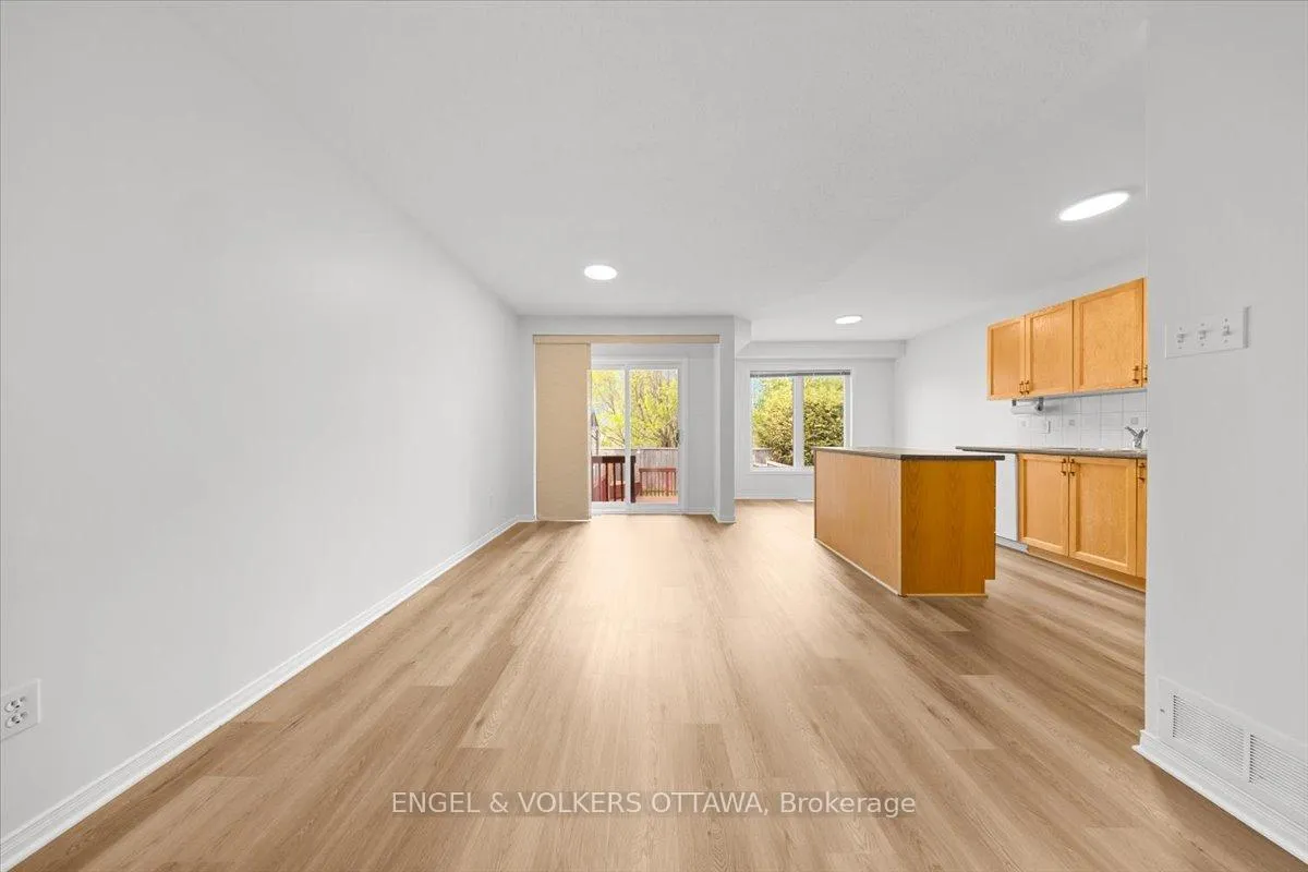 Photo 10 of 348 Hillsboro Private, Ottawa, Kanata - Emerald Meadows/Trailwest — HOMEH