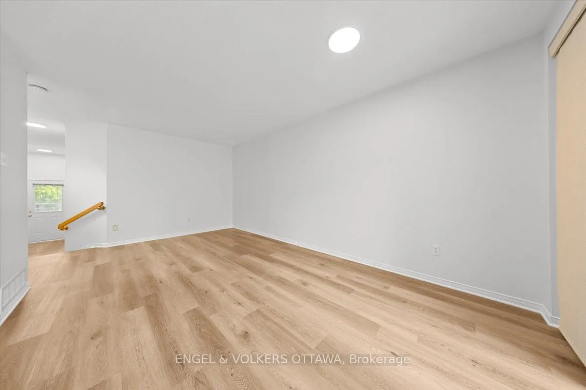 Photo 11 of 348 Hillsboro Private, Ottawa, Kanata - Emerald Meadows/Trailwest — HOMEH