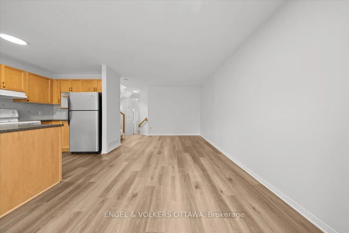 Photo 12 of 348 Hillsboro Private, Ottawa, Kanata - Emerald Meadows/Trailwest — HOMEH