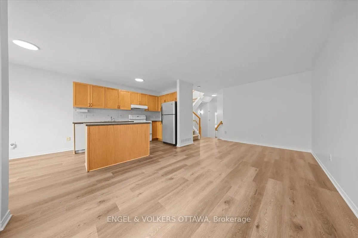 Photo 14 of 348 Hillsboro Private, Ottawa, Kanata - Emerald Meadows/Trailwest — HOMEH