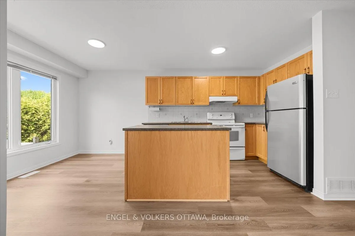Photo 15 of 348 Hillsboro Private, Ottawa, Kanata - Emerald Meadows/Trailwest — HOMEH