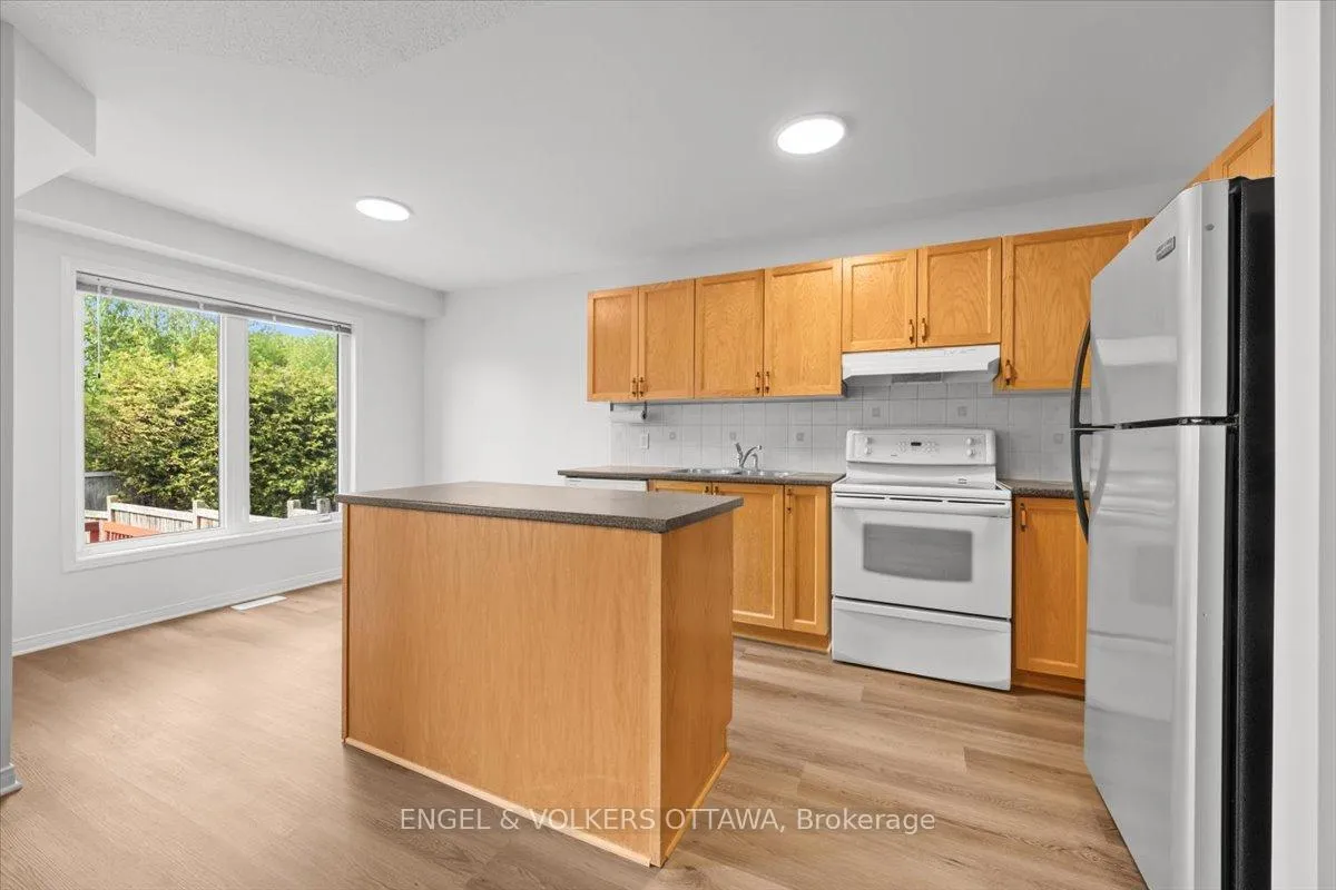 Photo 17 of 348 Hillsboro Private, Ottawa, Kanata - Emerald Meadows/Trailwest — HOMEH