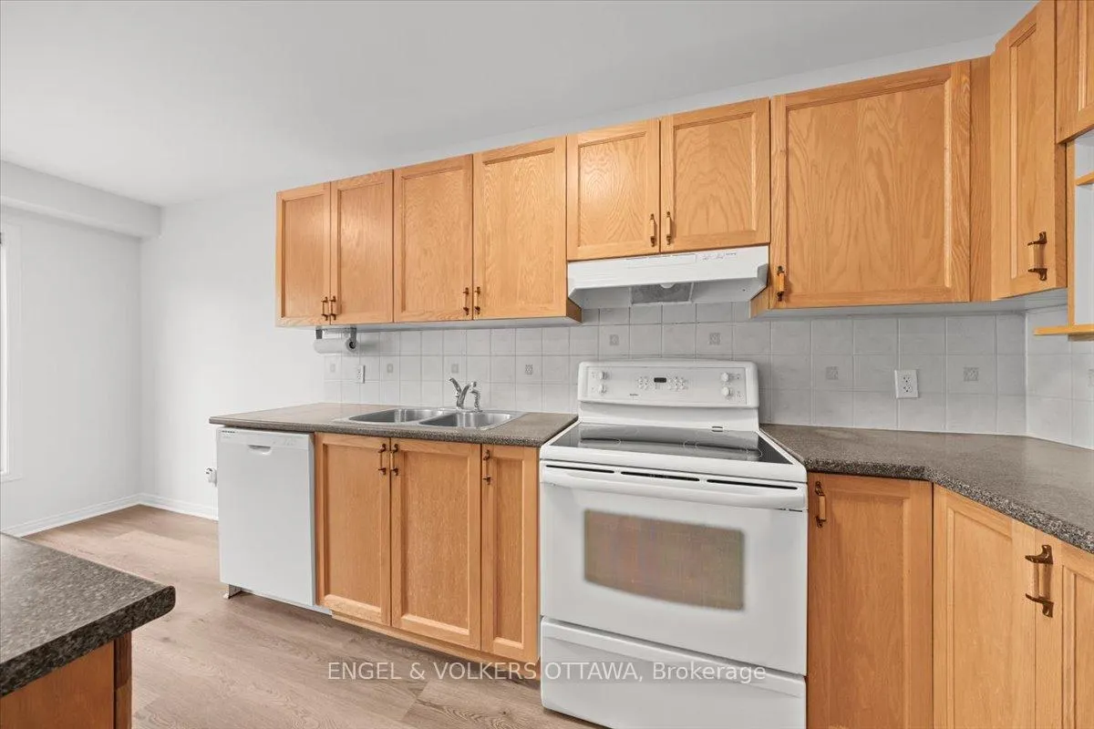 Photo 18 of 348 Hillsboro Private, Ottawa, Kanata - Emerald Meadows/Trailwest — HOMEH