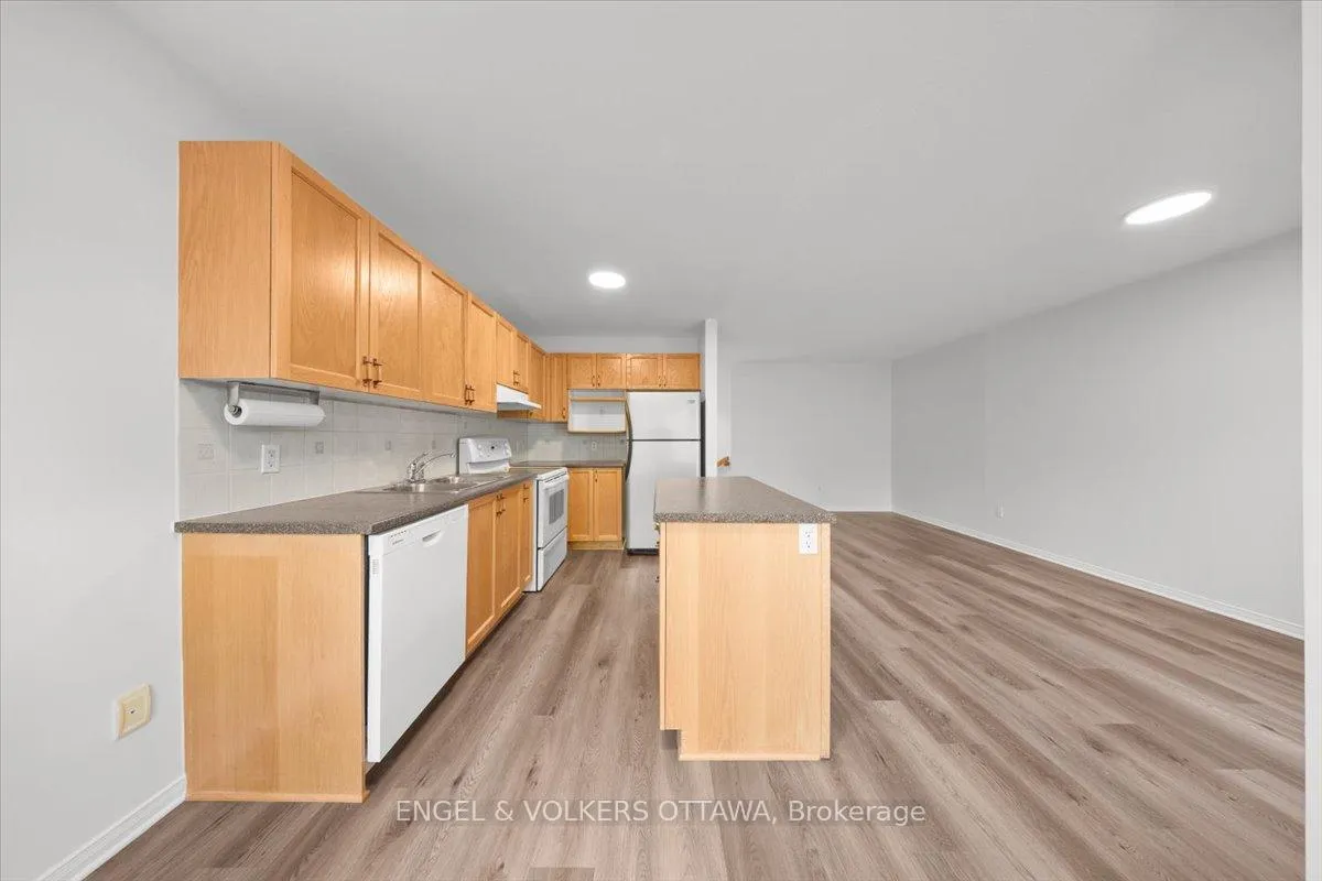 Photo 21 of 348 Hillsboro Private, Ottawa, Kanata - Emerald Meadows/Trailwest — HOMEH
