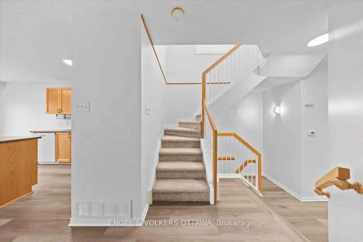 Photo 24 of 348 Hillsboro Private, Ottawa, Kanata - Emerald Meadows/Trailwest — HOMEH