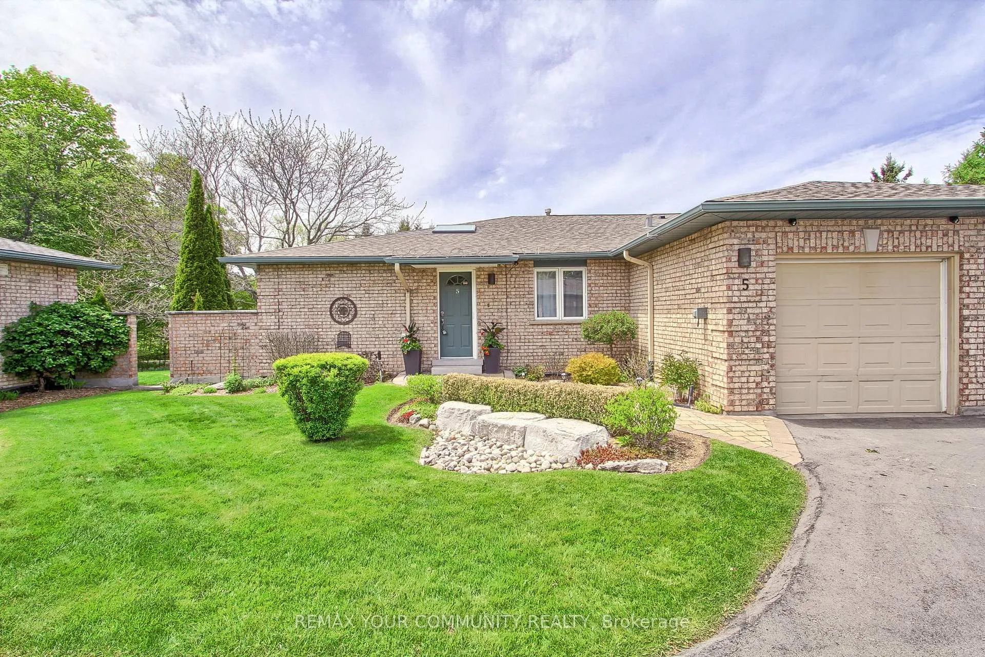 Photo 2 of Unit 5, 23 Reddington Drive, Caledon, Palgrave — HOMEH