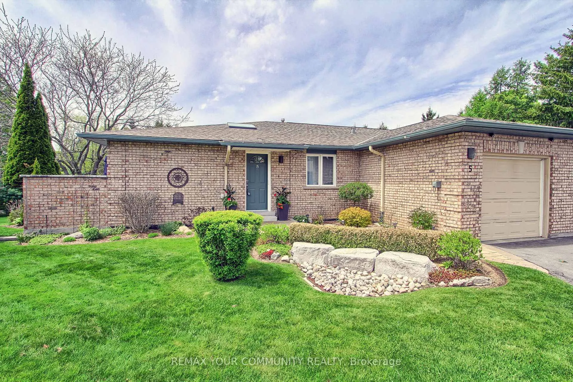 Photo 3 of Unit 5, 23 Reddington Drive, Caledon, Palgrave — HOMEH