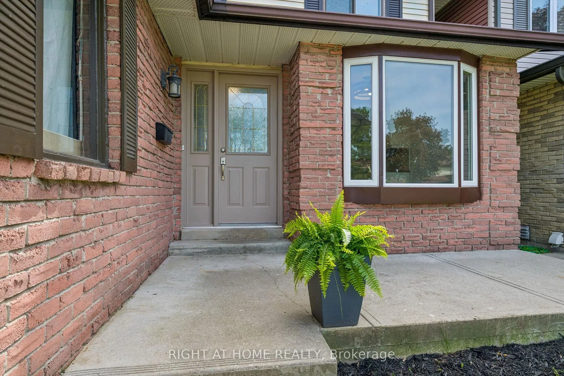 Photo 4 of 2432 Malcolm Crescent, Burlington, Brant Hills — HOMEH