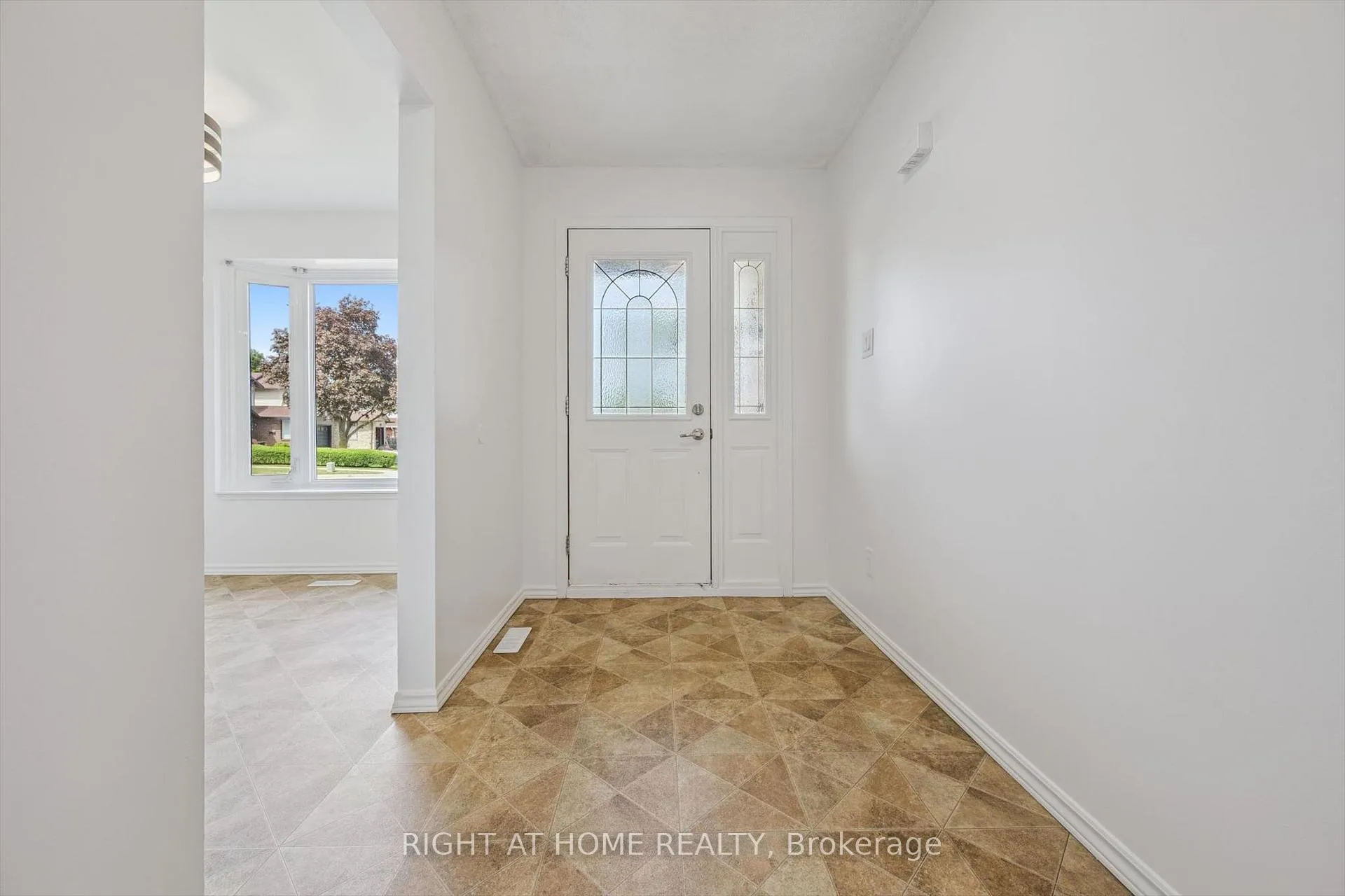 Photo 5 of 2432 Malcolm Crescent, Burlington, Brant Hills — HOMEH
