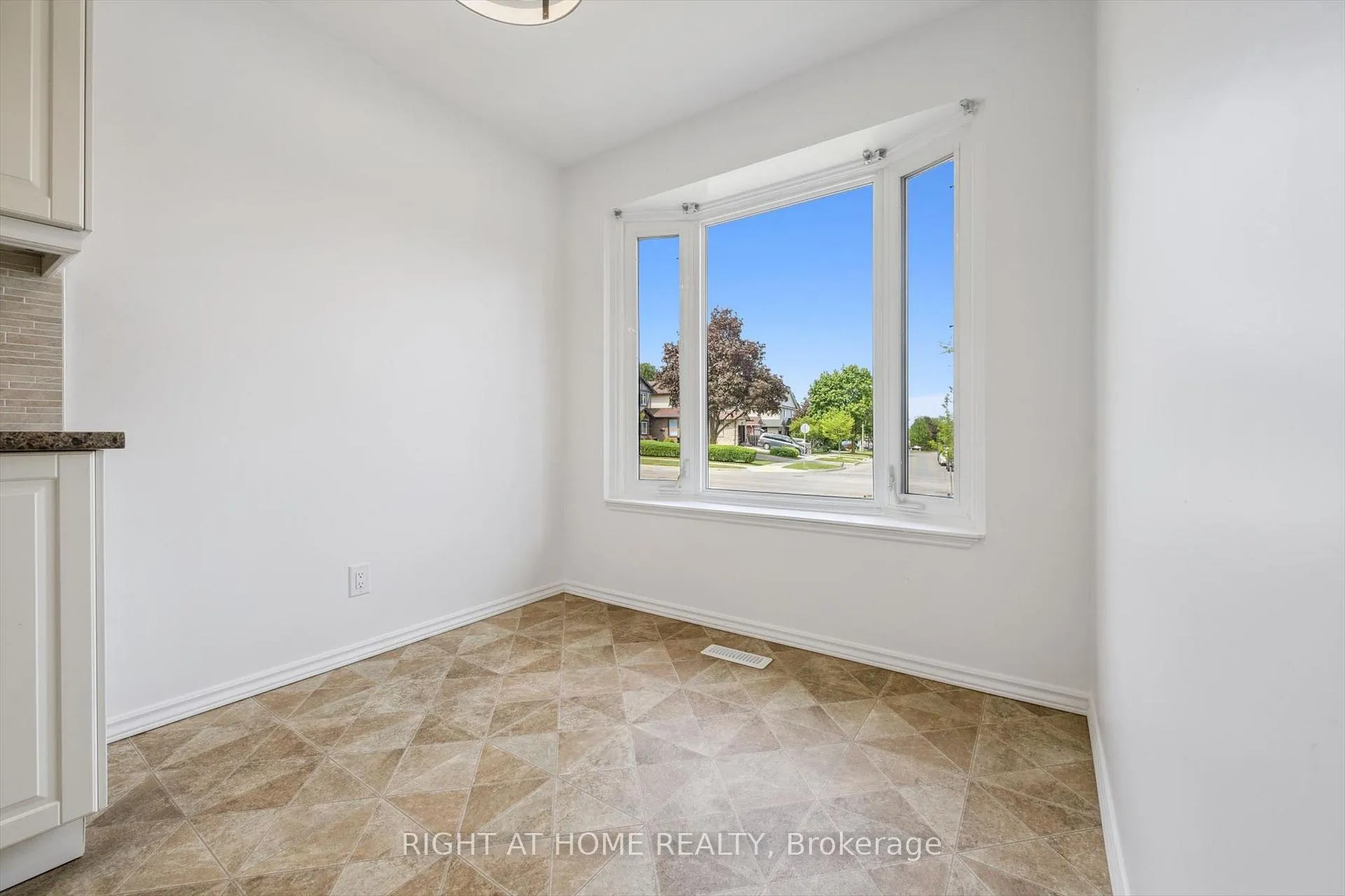 Photo 6 of 2432 Malcolm Crescent, Burlington, Brant Hills — HOMEH