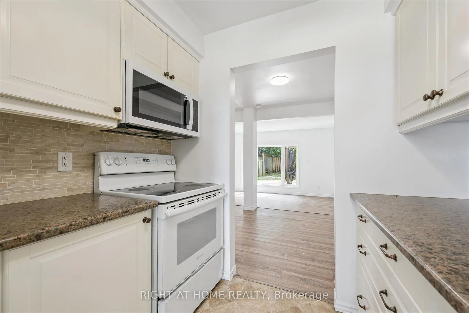Photo 8 of 2432 Malcolm Crescent, Burlington, Brant Hills — HOMEH