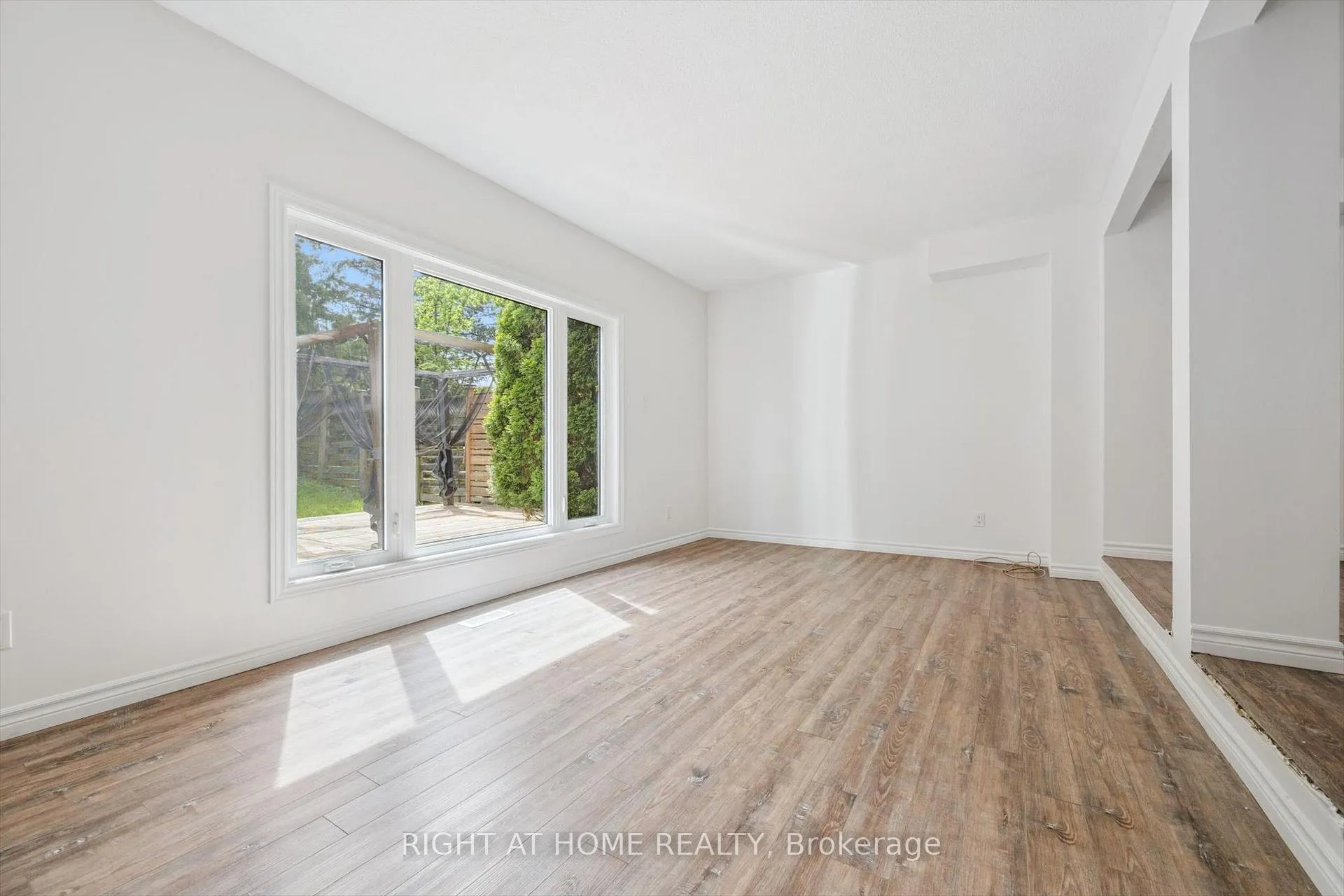 Photo 15 of 2432 Malcolm Crescent, Burlington, Brant Hills — HOMEH