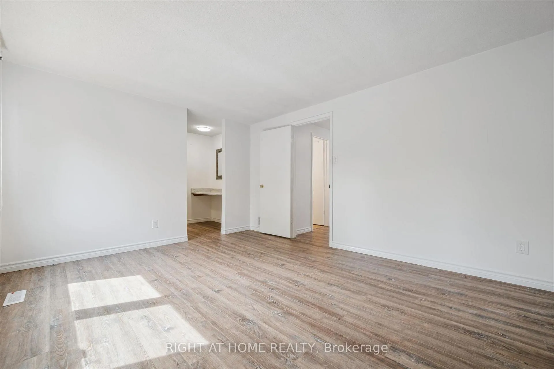 Photo 19 of 2432 Malcolm Crescent, Burlington, Brant Hills — HOMEH