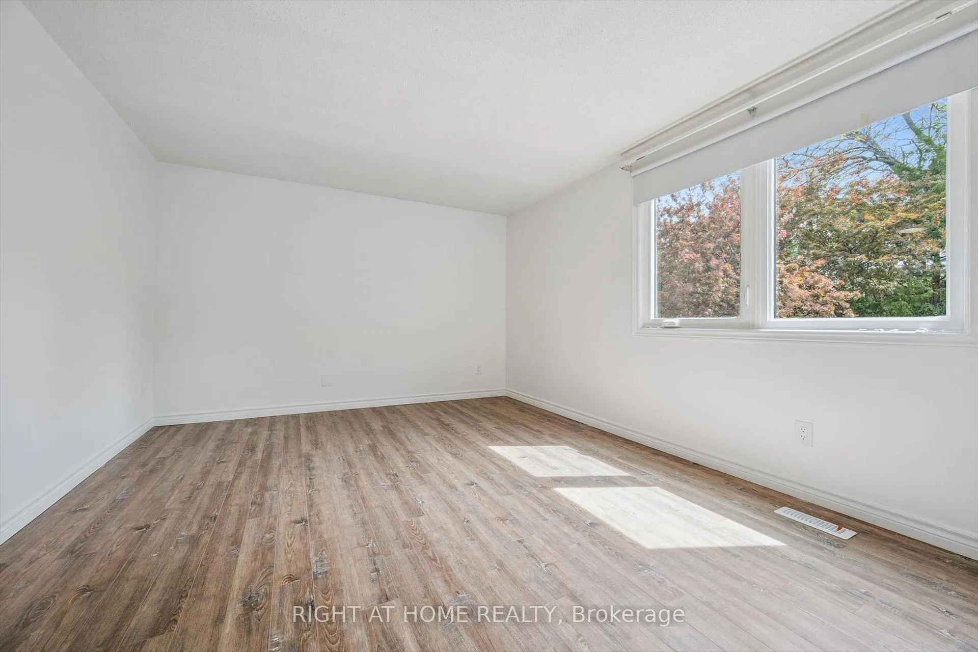 Photo 20 of 2432 Malcolm Crescent, Burlington, Brant Hills — HOMEH