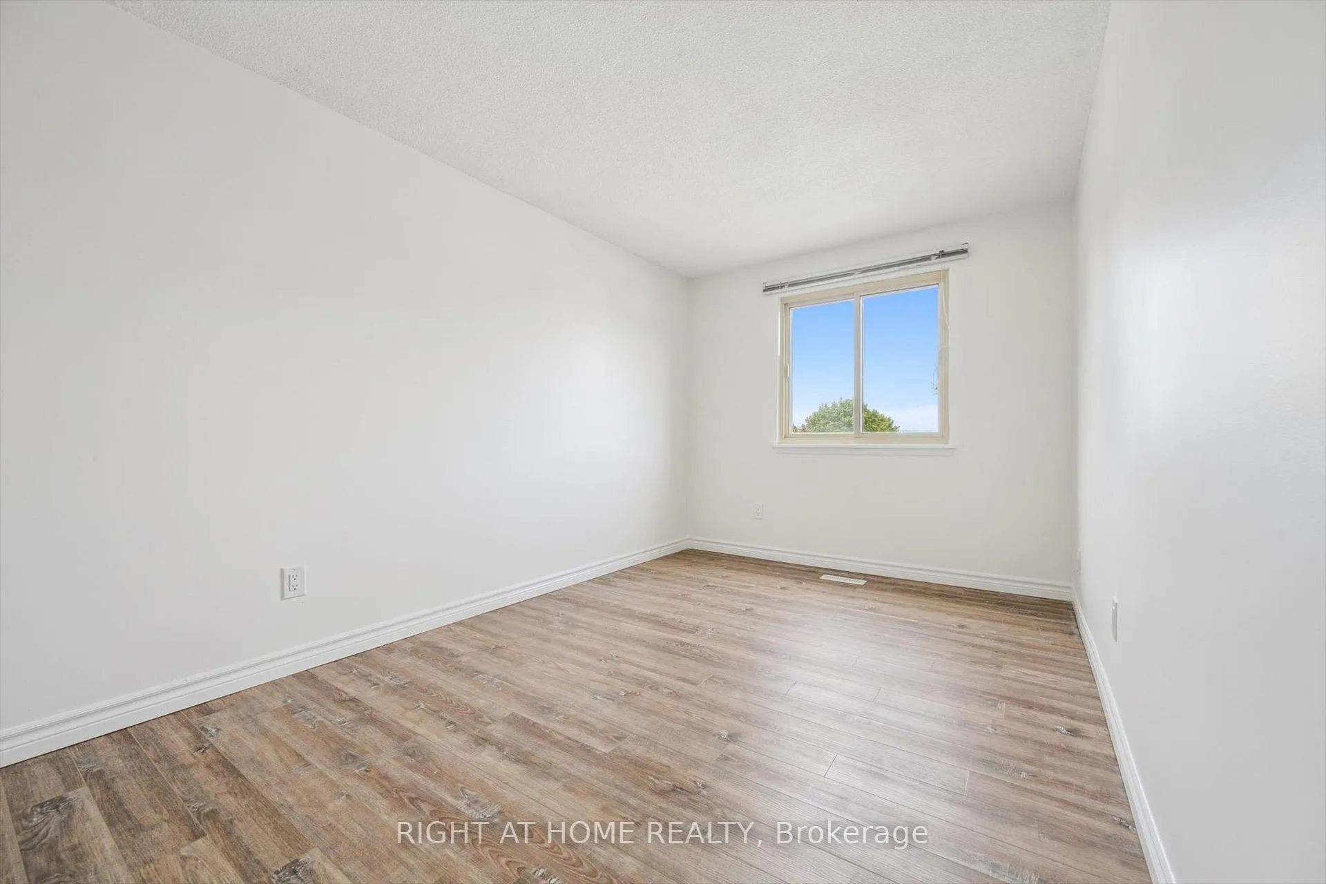 Photo 23 of 2432 Malcolm Crescent, Burlington, Brant Hills — HOMEH