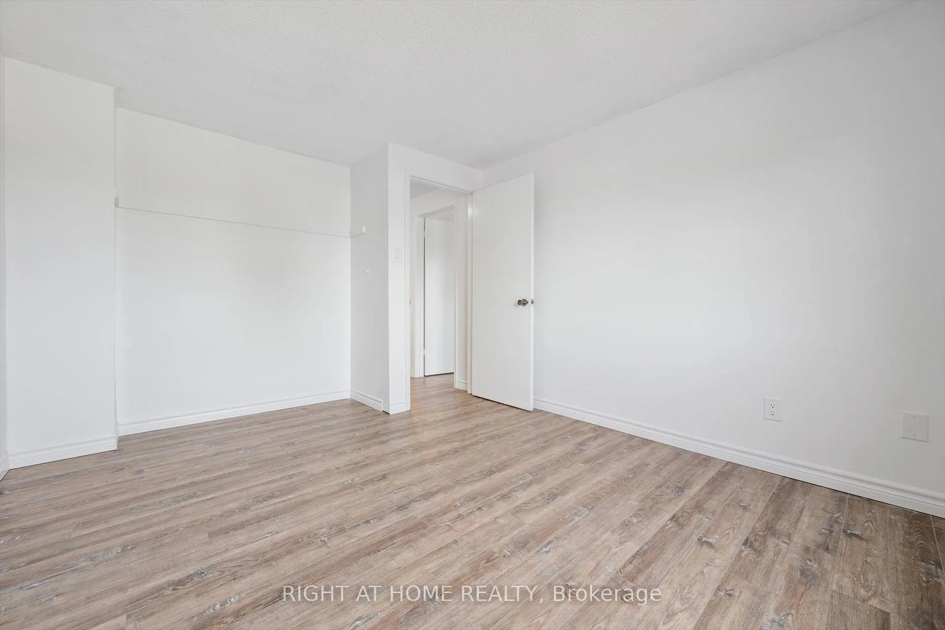 Photo 26 of 2432 Malcolm Crescent, Burlington, Brant Hills — HOMEH