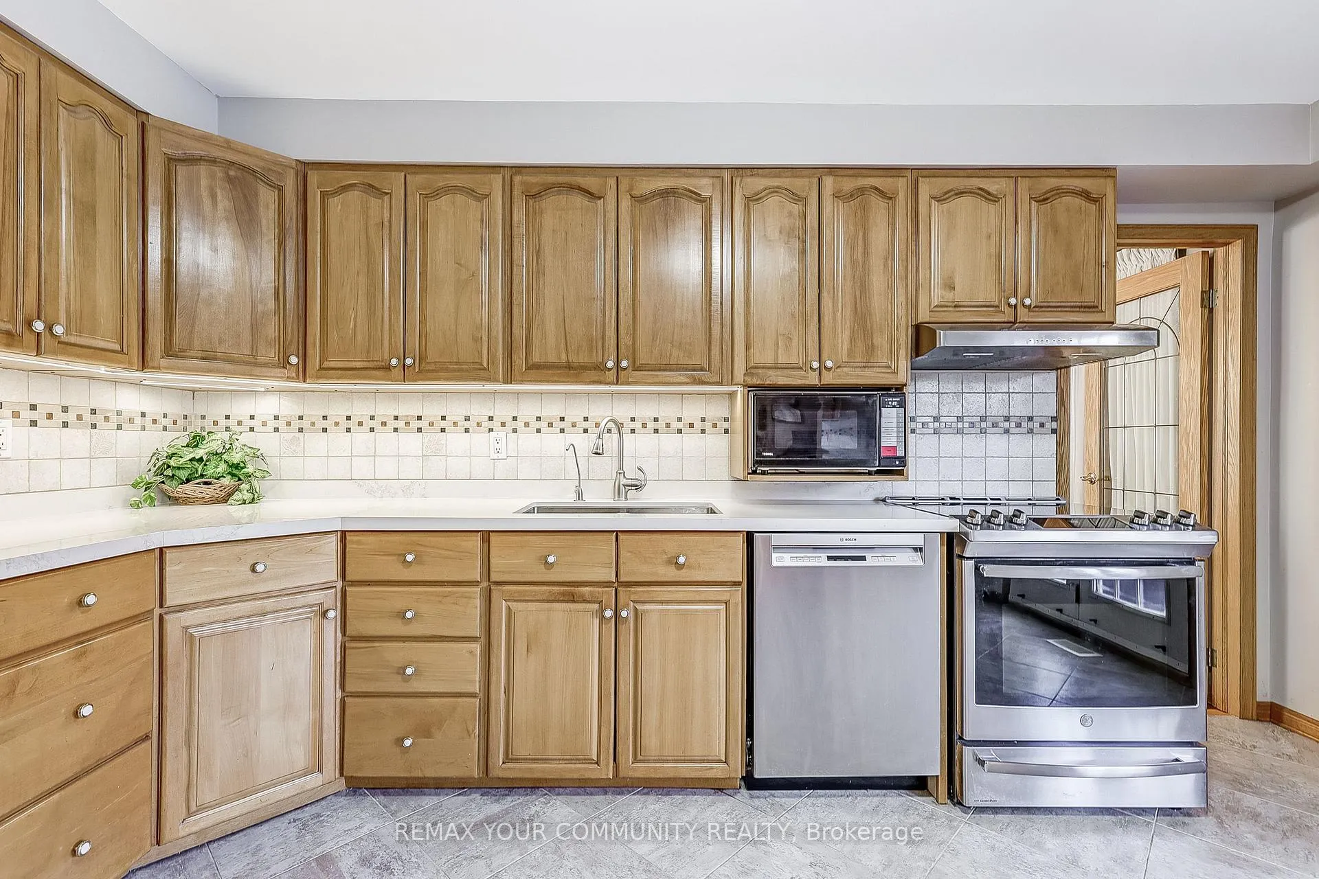 Photo 6 of 3 Sawyer Crescent, Markham, Markham Village — HOMEH