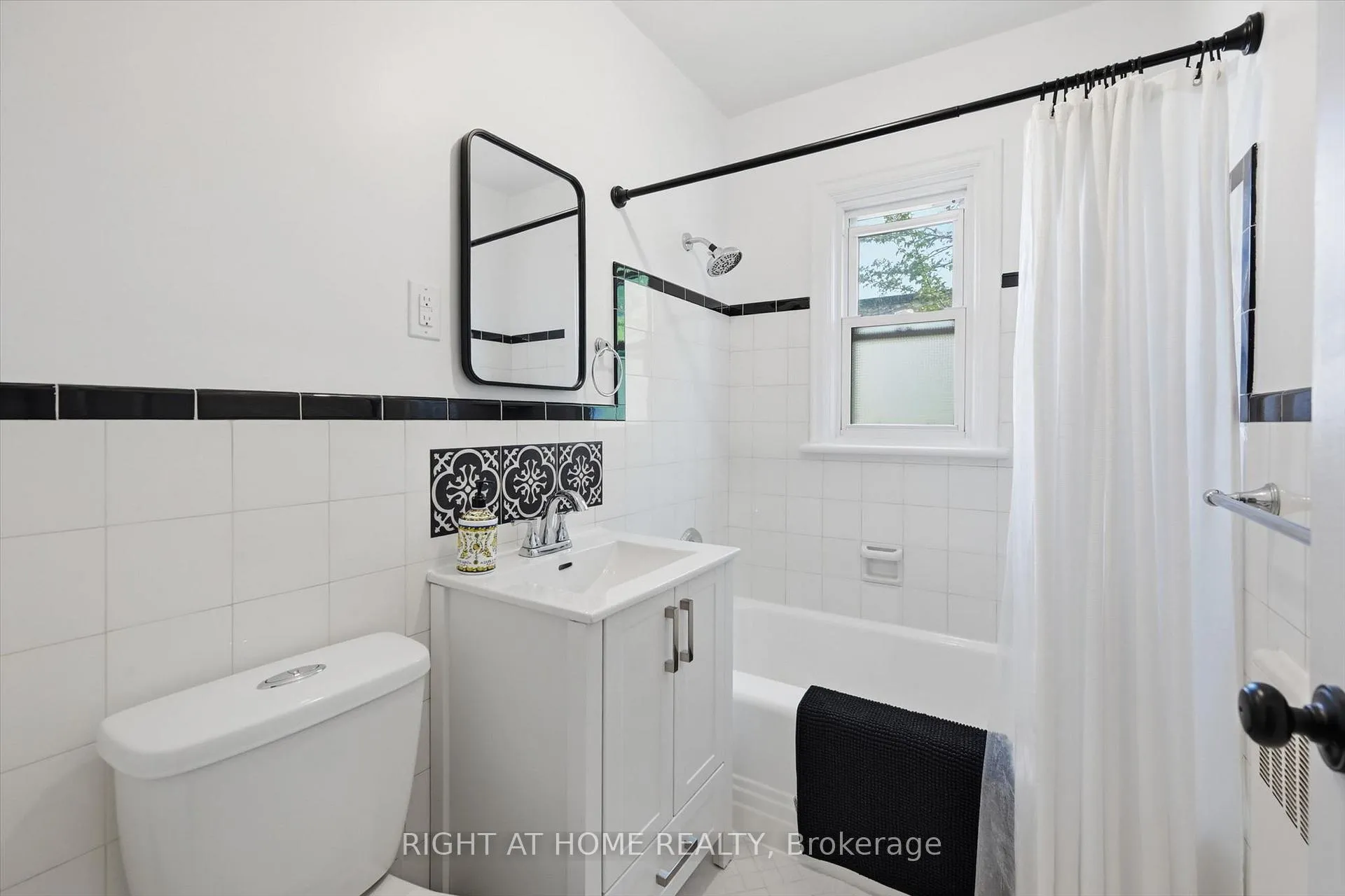 Photo 9 of Unit 28, 137 Emerald Street S, Hamilton, Stinson — HOMEH