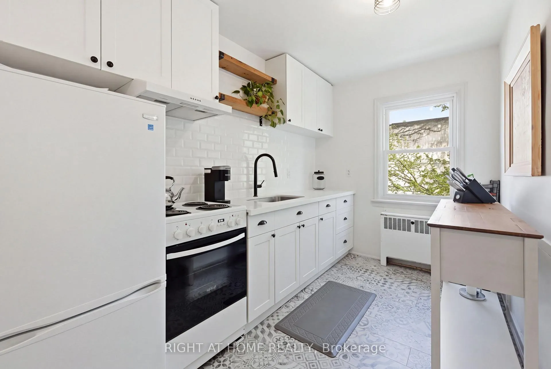 Photo 5 of Unit 28, 137 Emerald Street S, Hamilton, Stinson — HOMEH