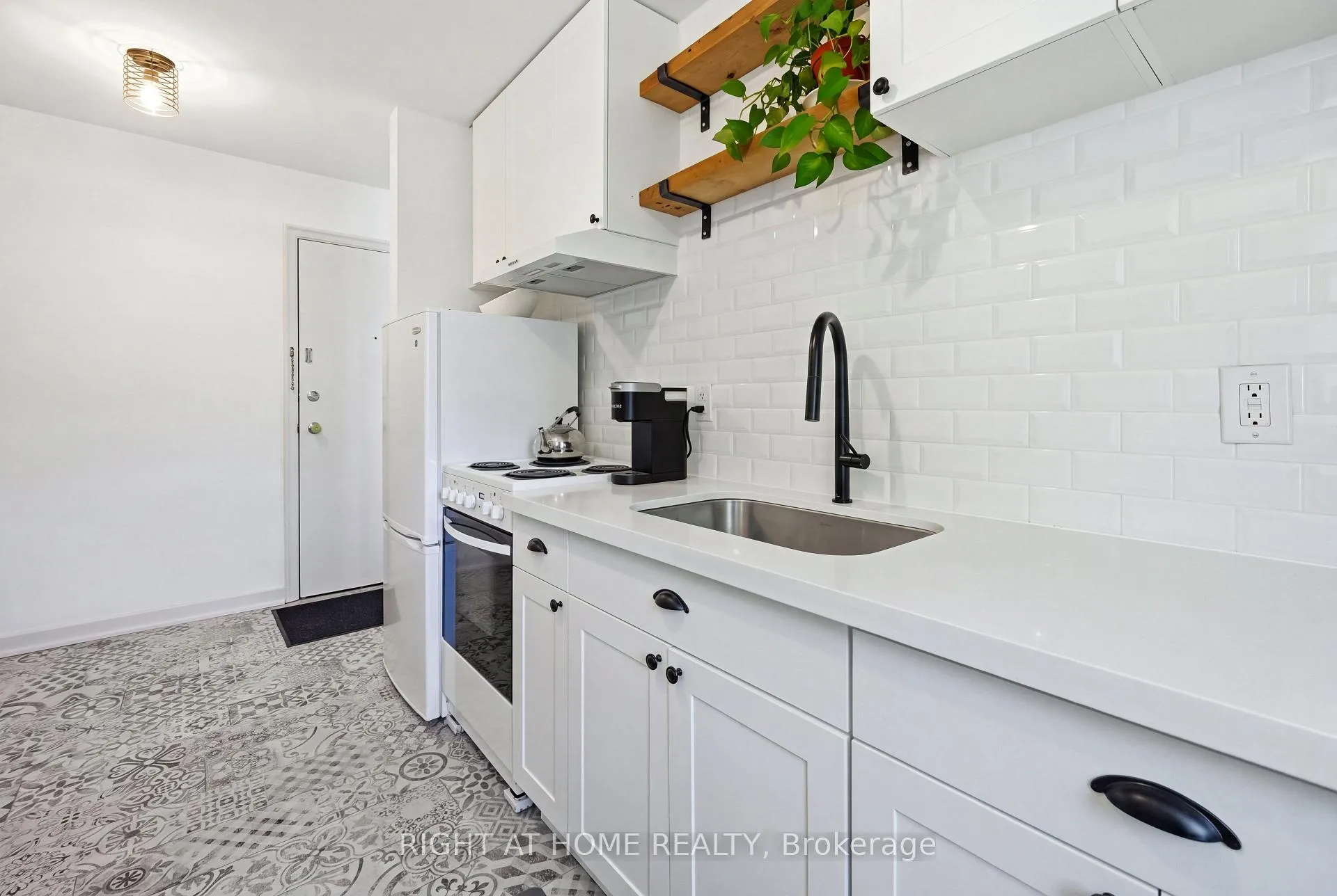 Photo 6 of Unit 28, 137 Emerald Street S, Hamilton, Stinson — HOMEH