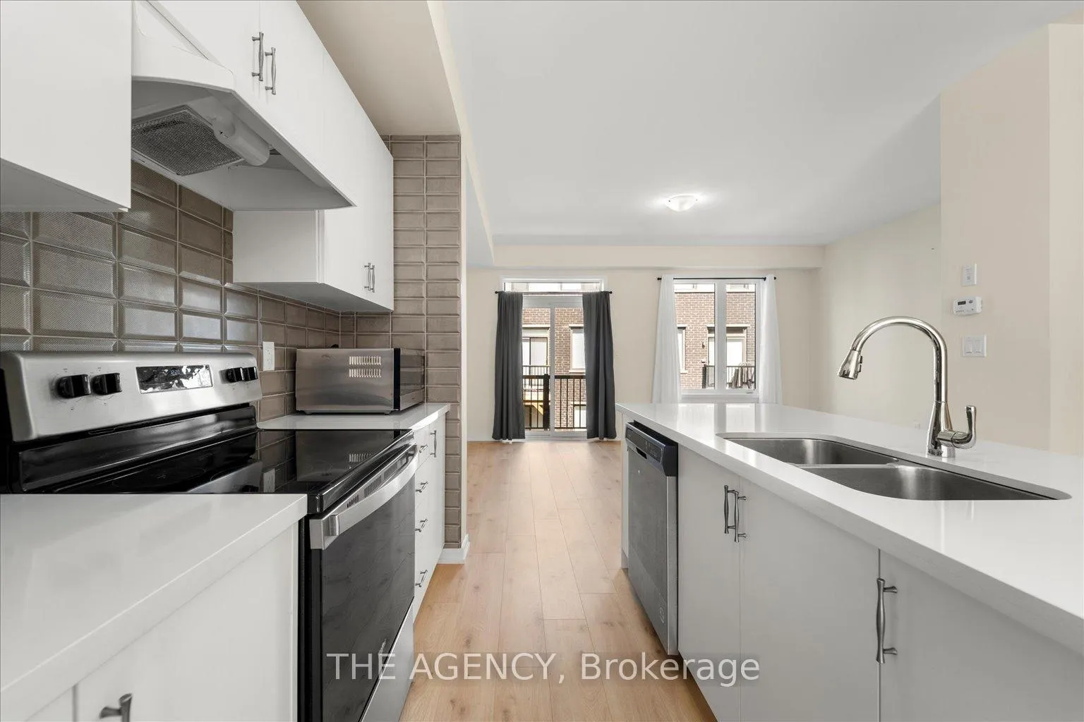 Photo 4 of 18 Origin Way, Vaughan, Patterson — HOMEH