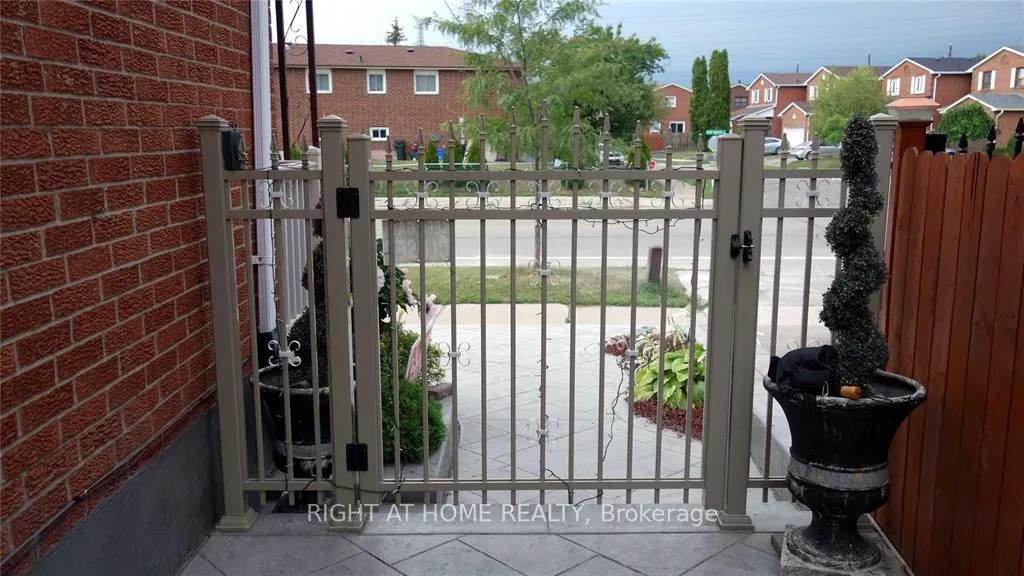 Photo 5 of 170 Glen Shields Avenue, Vaughan, Glen Shields — HOMEH